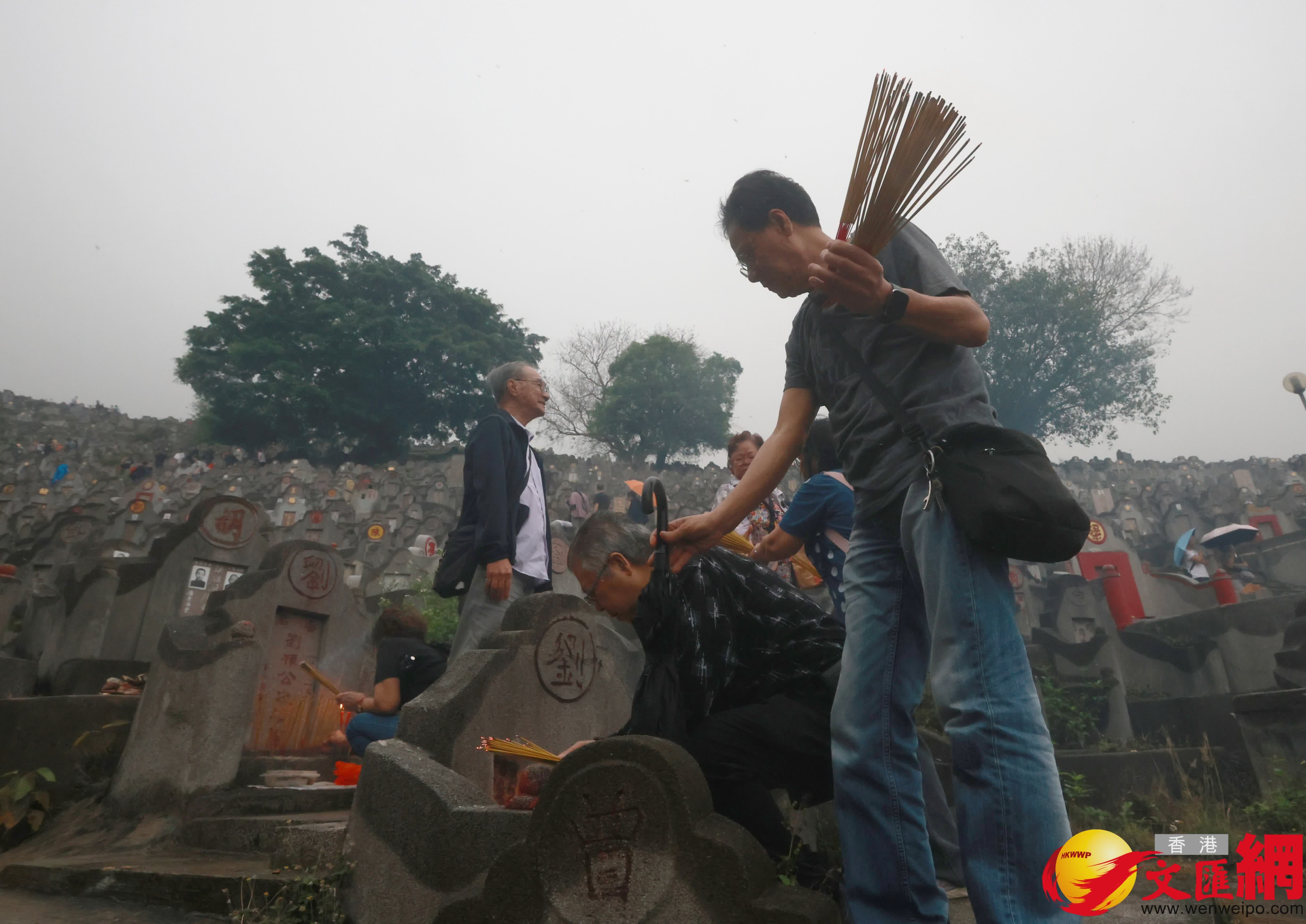 清明節，市民前往鑽石山墳場及靈灰安置所，掃墓拜祭。（香港文匯報記者 郭木又 攝）