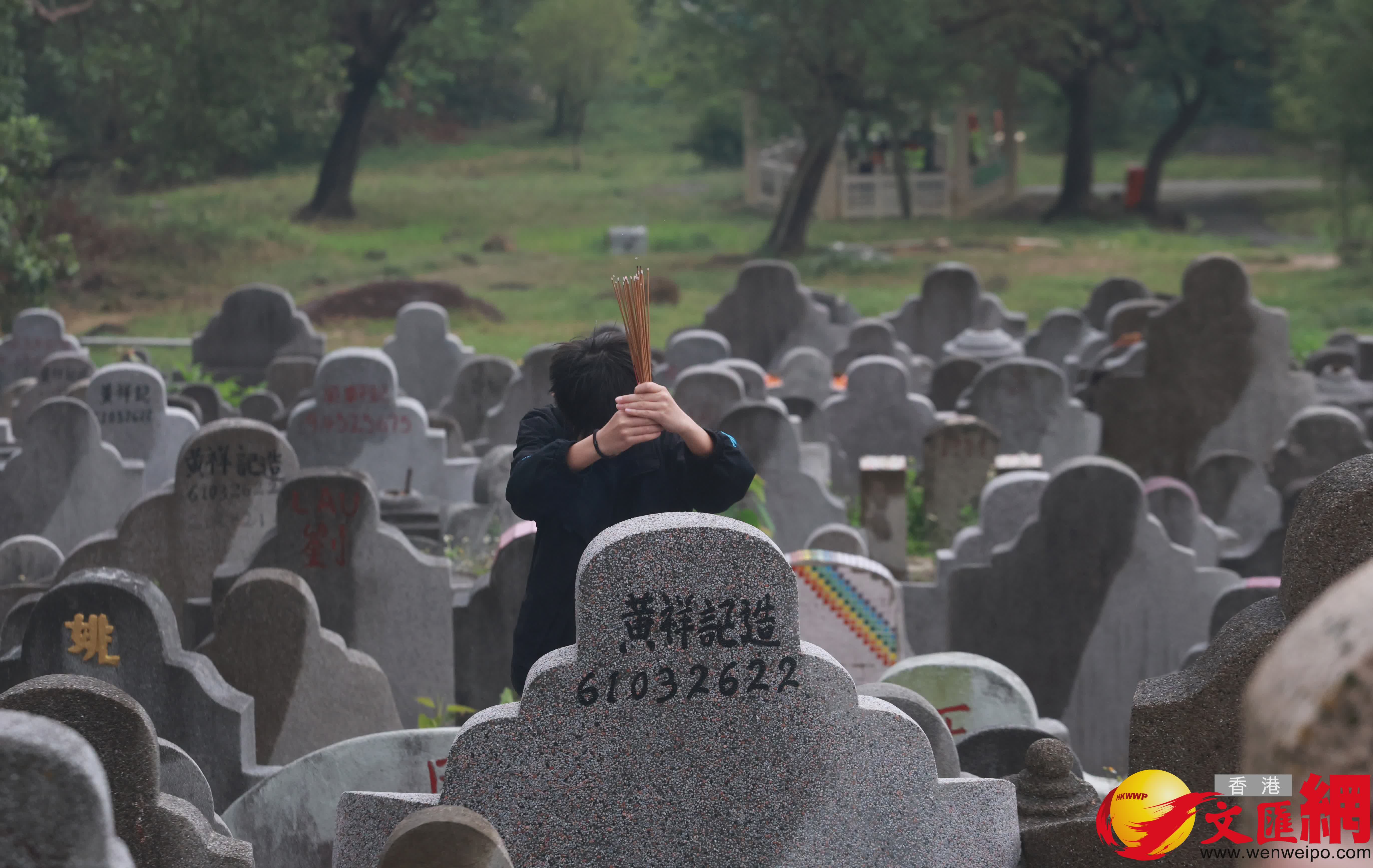 清明節，市民前往鑽石山墳場及靈灰安置所，掃墓拜祭。（香港文匯報記者 郭木又 攝）
