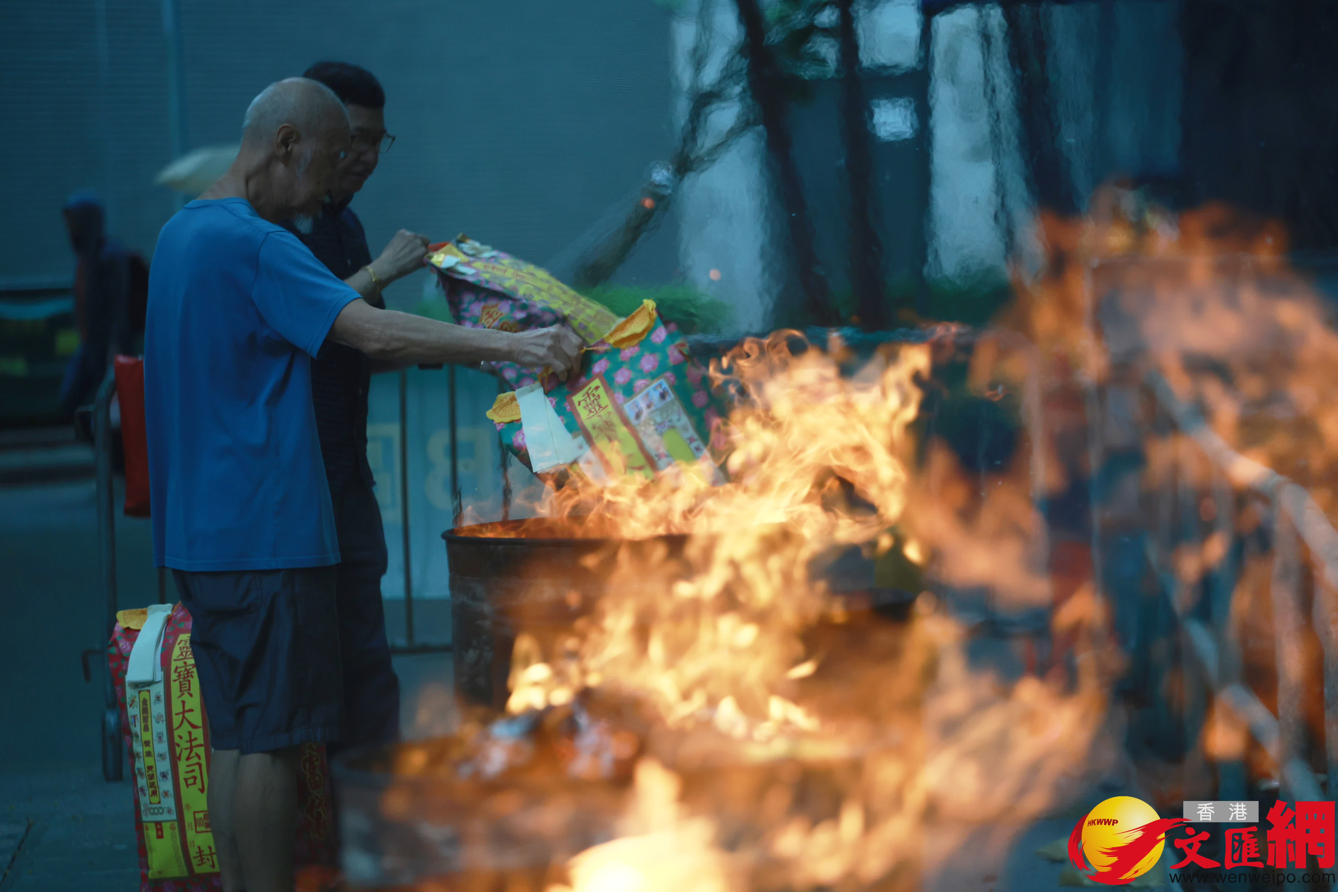 清明節，市民前往鑽石山墳場及靈灰安置所，掃墓拜祭。（香港文匯報記者 郭木又 攝）