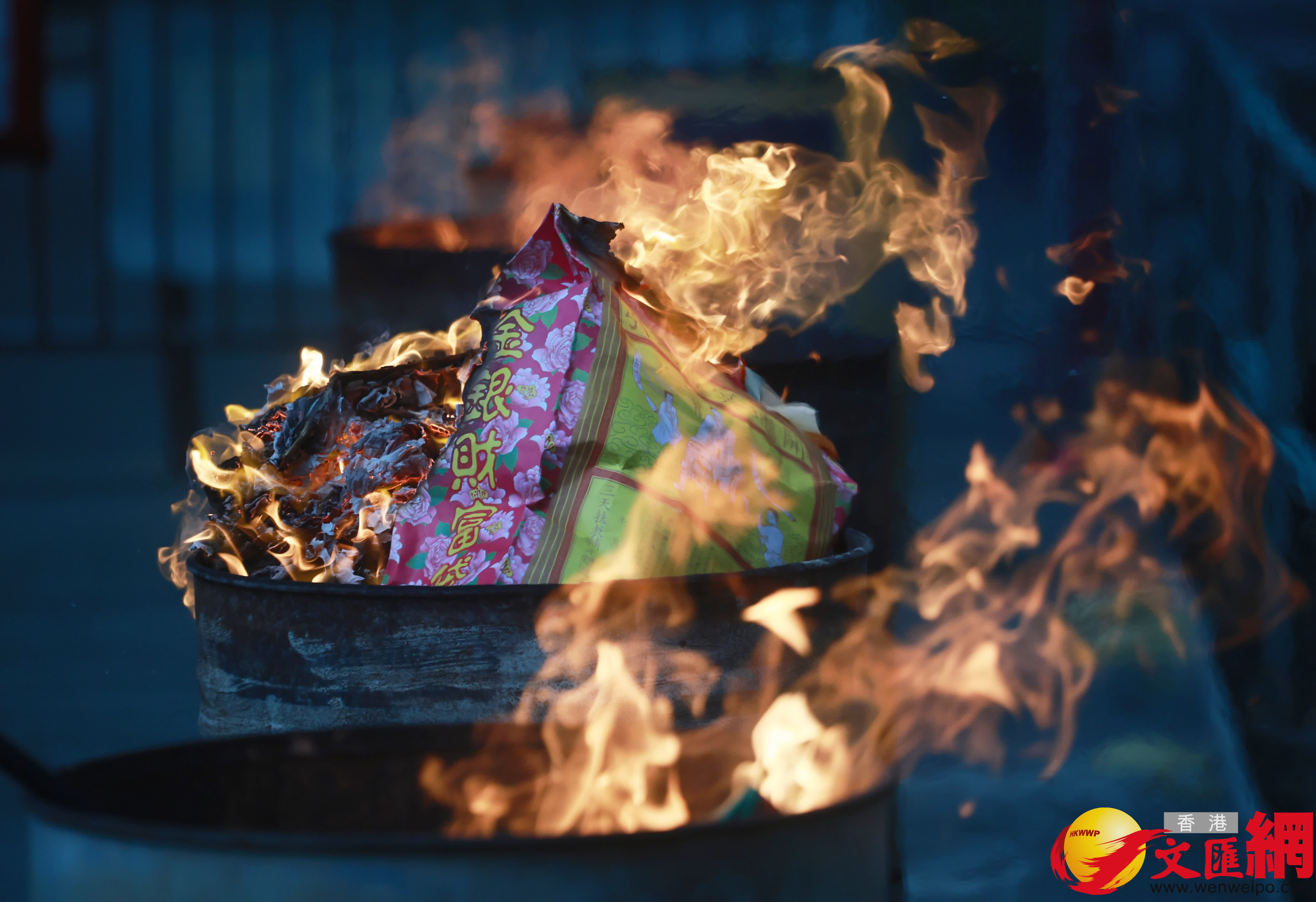 清明節，市民前往鑽石山墳場及靈灰安置所，掃墓拜祭。（香港文匯報記者 郭木又 攝）