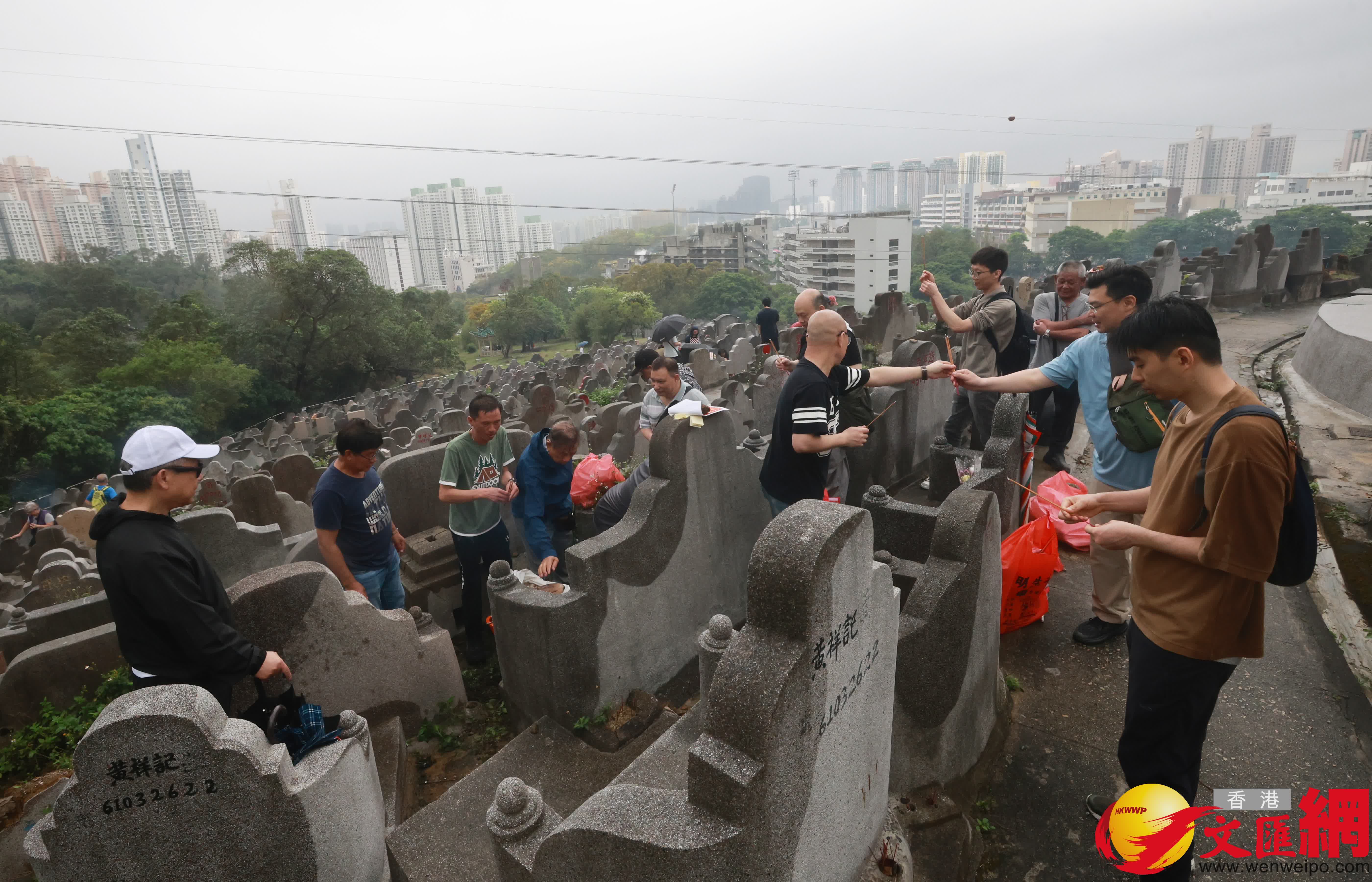 清明節，市民前往鑽石山墳場及靈灰安置所，掃墓拜祭。（香港文匯報記者 郭木又 攝）