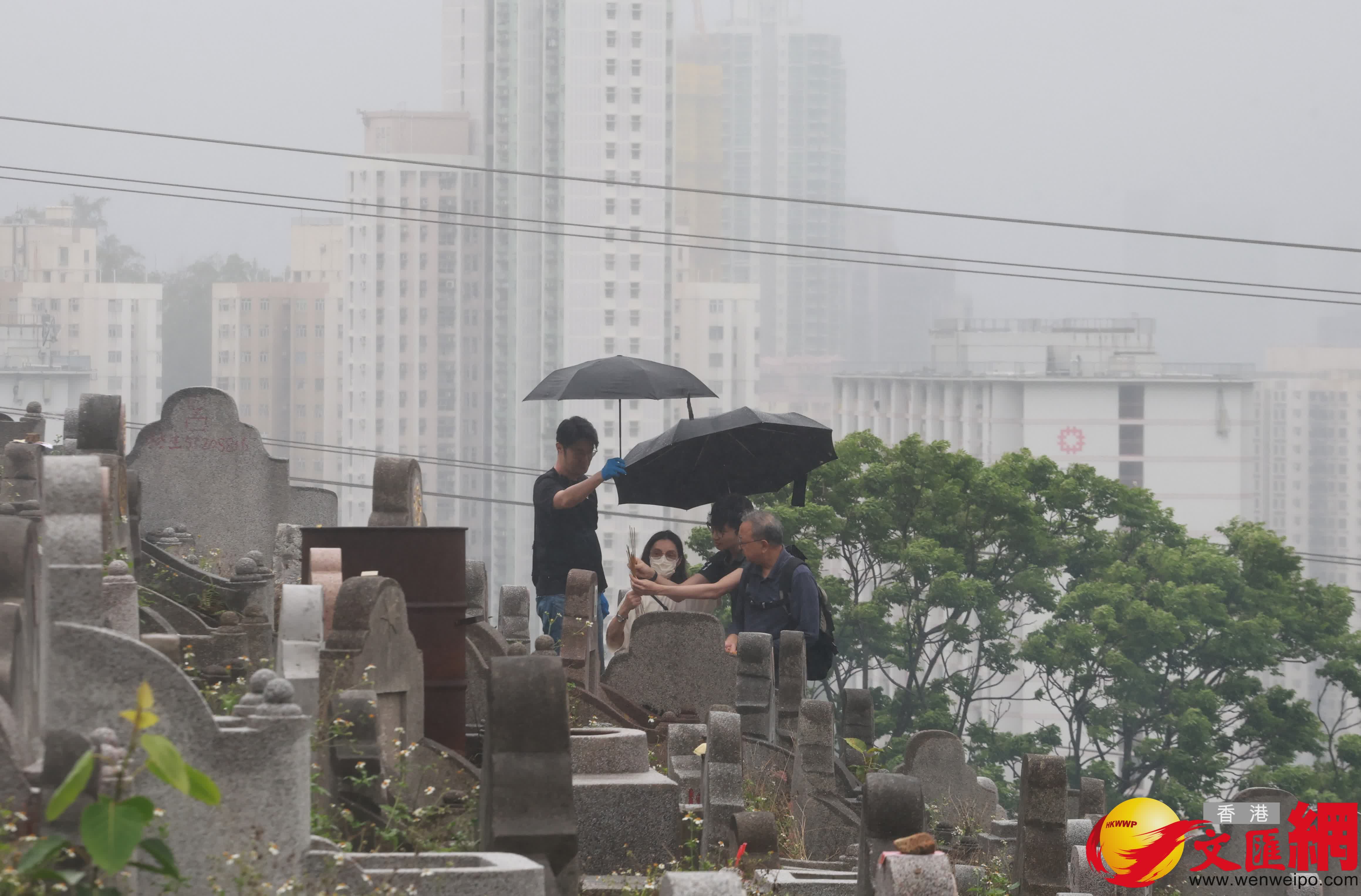 清明節，市民前往鑽石山墳場及靈灰安置所，掃墓拜祭。（香港文匯報記者 郭木又 攝）