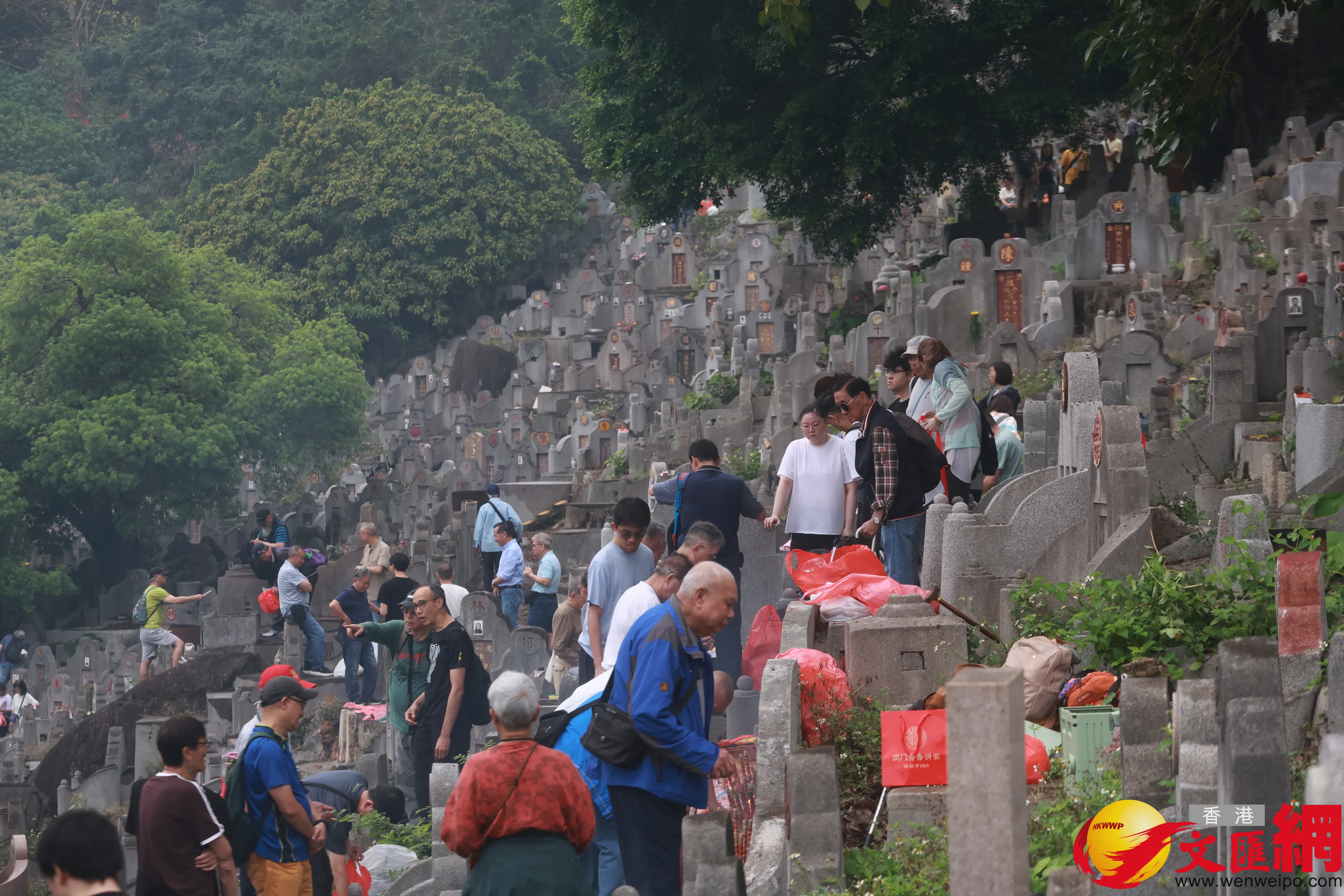 清明節，市民前往鑽石山墳場及靈灰安置所，掃墓拜祭。（香港文匯報記者 郭木又 攝）