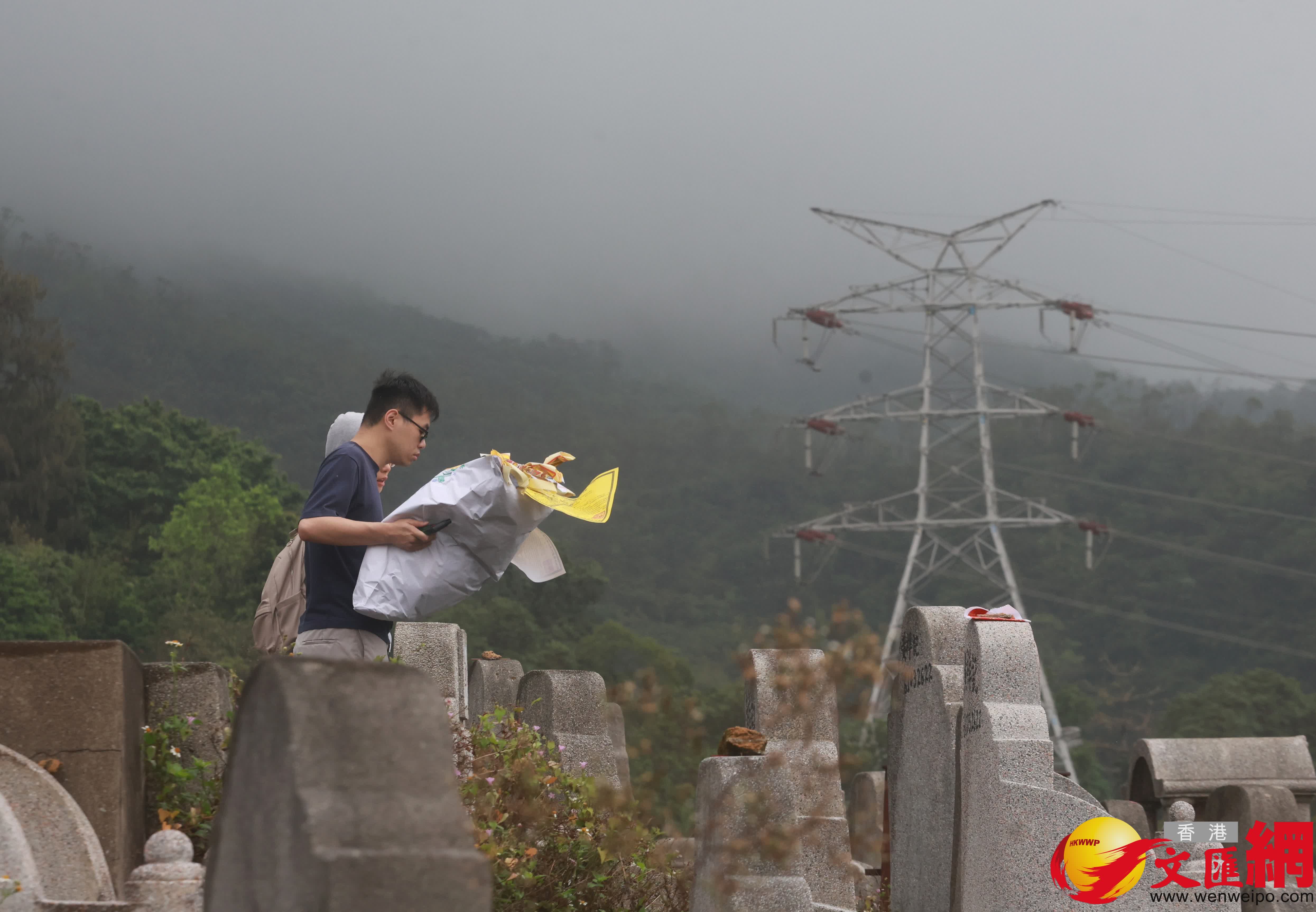 清明節，市民前往鑽石山墳場及靈灰安置所，掃墓拜祭。（香港文匯報記者 郭木又 攝）