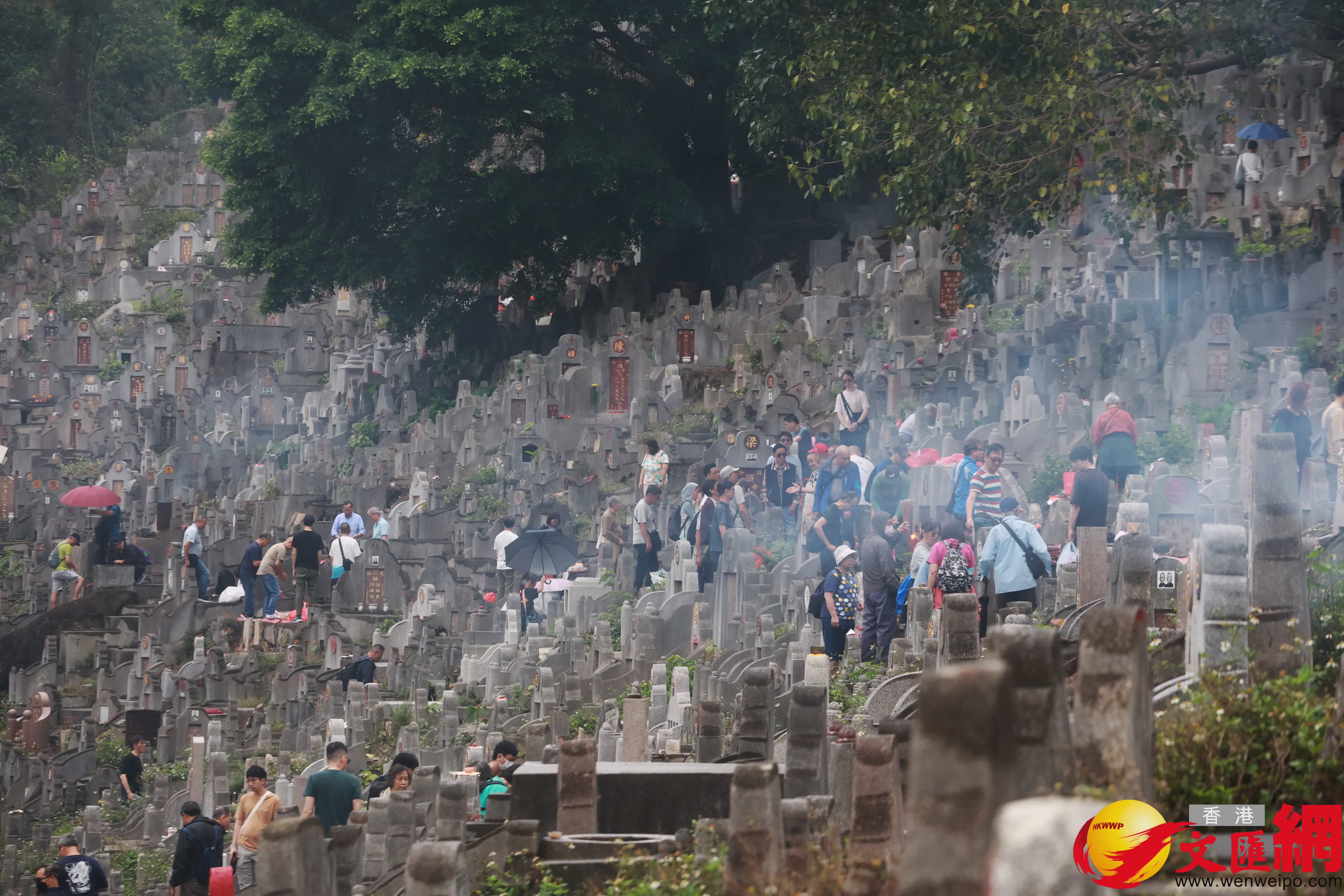 清明節，市民前往鑽石山墳場及靈灰安置所，掃墓拜祭。（香港文匯報記者 郭木又 攝）