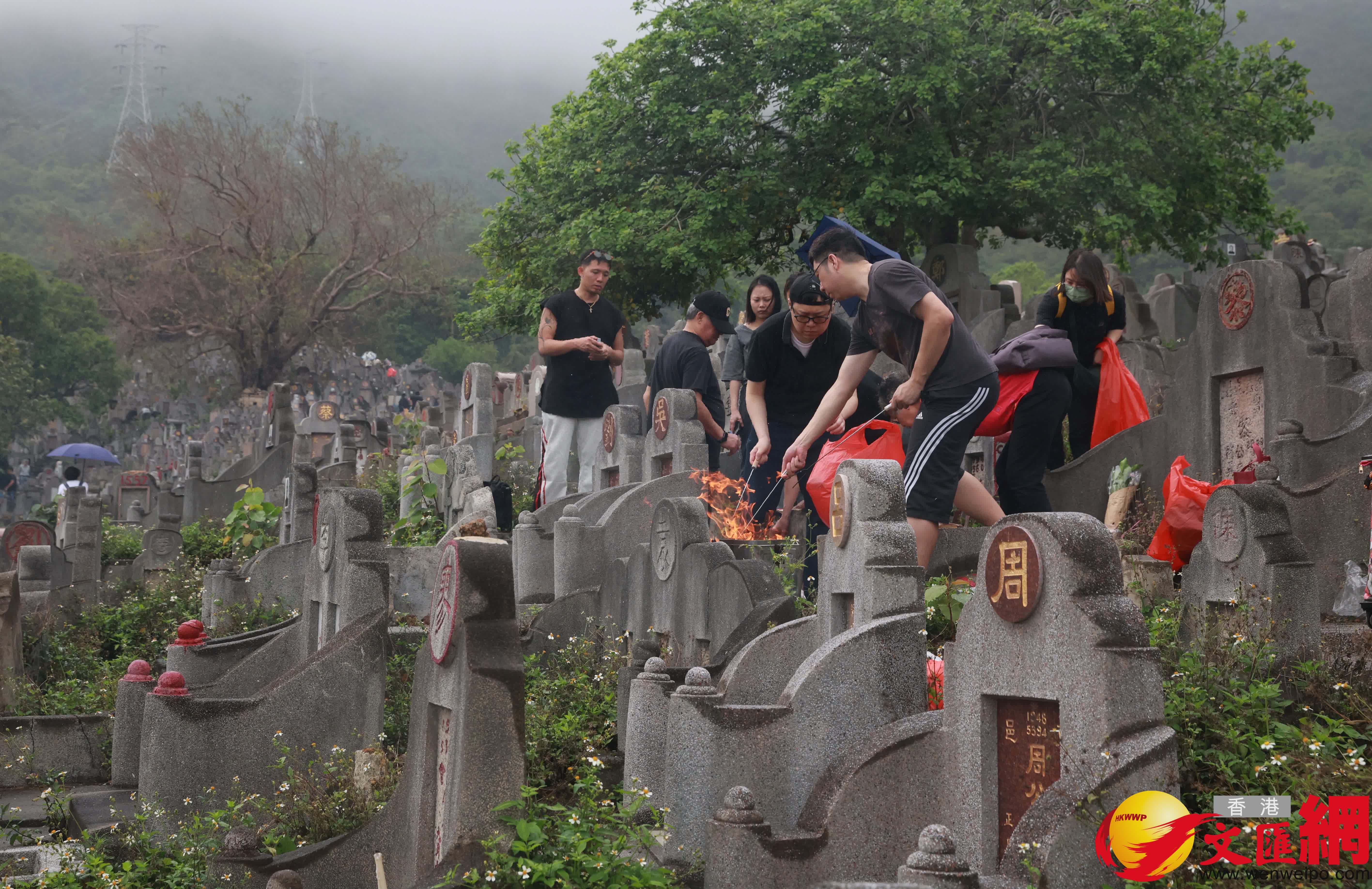 清明節，市民前往鑽石山墳場及靈灰安置所，掃墓拜祭。（香港文匯報記者 郭木又 攝）