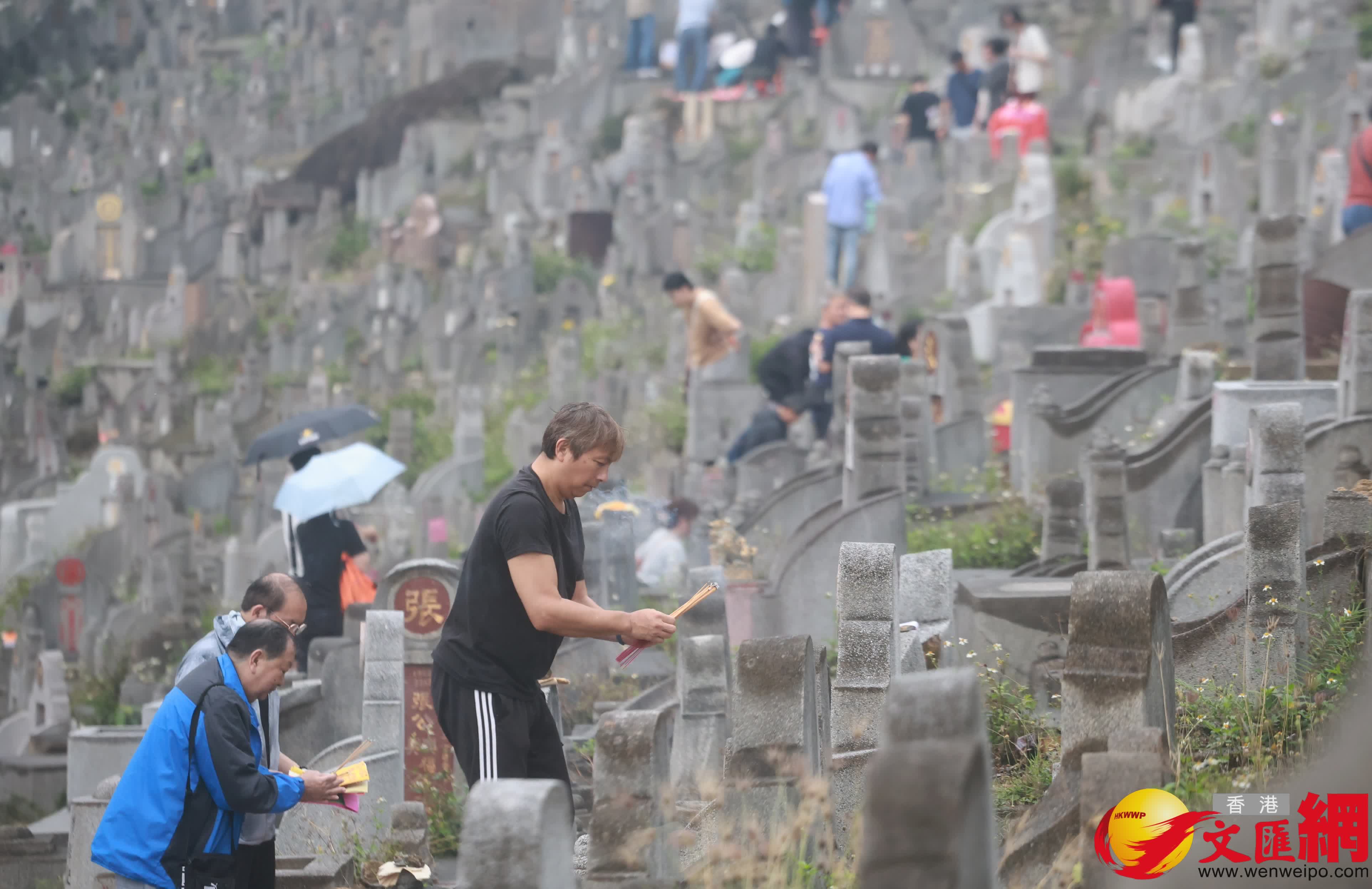 清明節，市民前往鑽石山墳場及靈灰安置所，掃墓拜祭。（香港文匯報記者 郭木又 攝）
