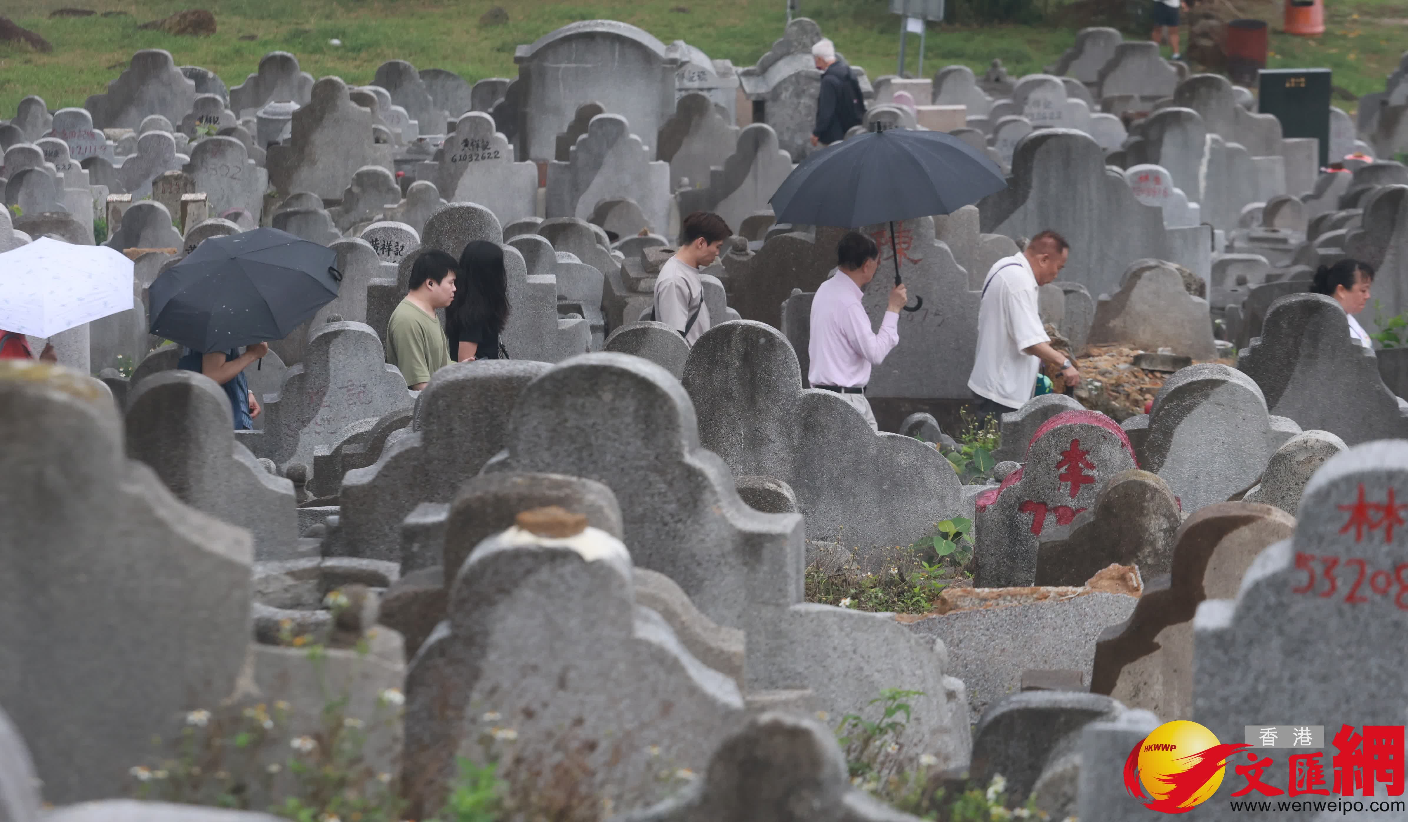 清明節，市民前往鑽石山墳場及靈灰安置所，掃墓拜祭。（香港文匯報記者 郭木又 攝）