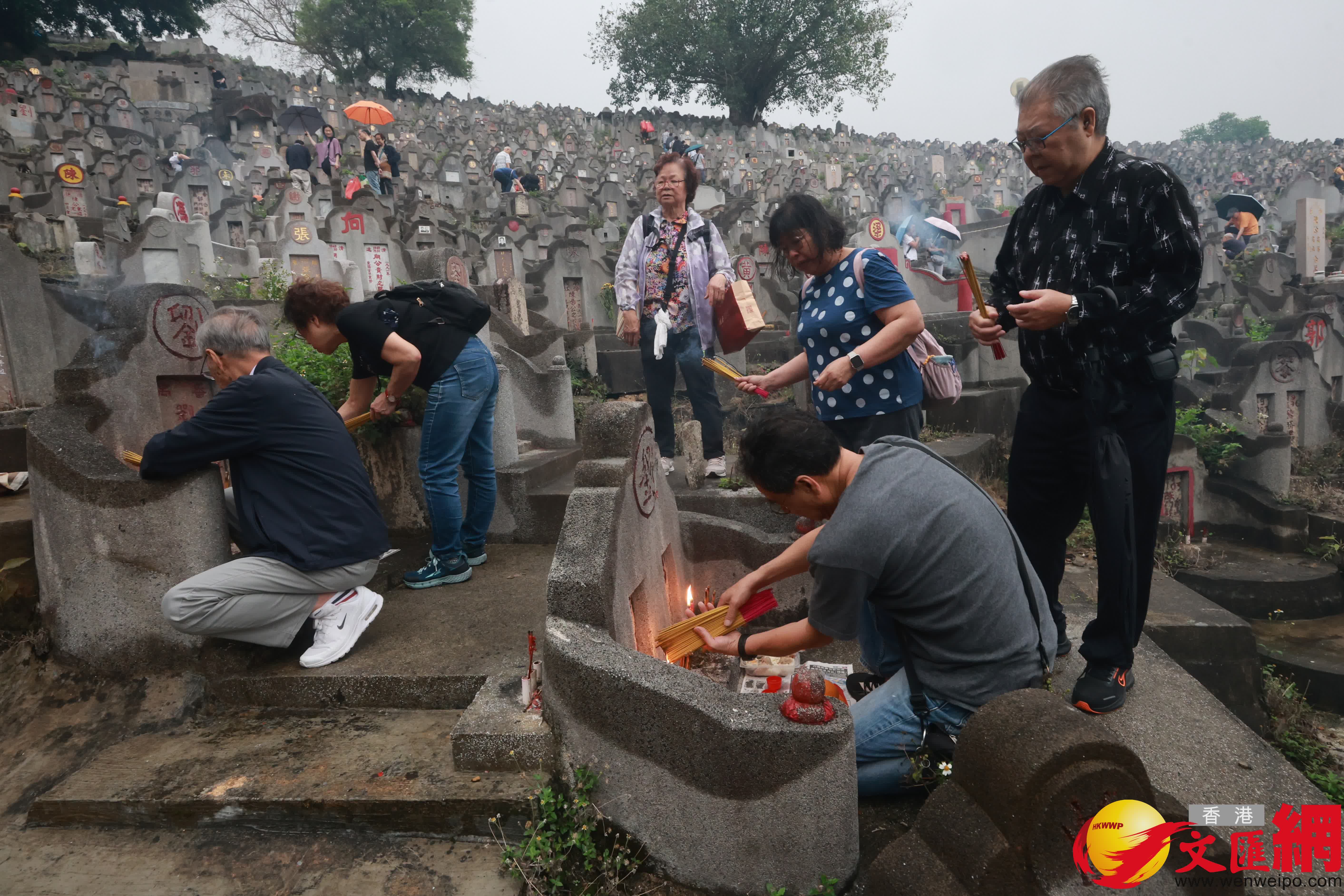 清明節，市民前往鑽石山墳場及靈灰安置所，掃墓拜祭。（香港文匯報記者 郭木又 攝）