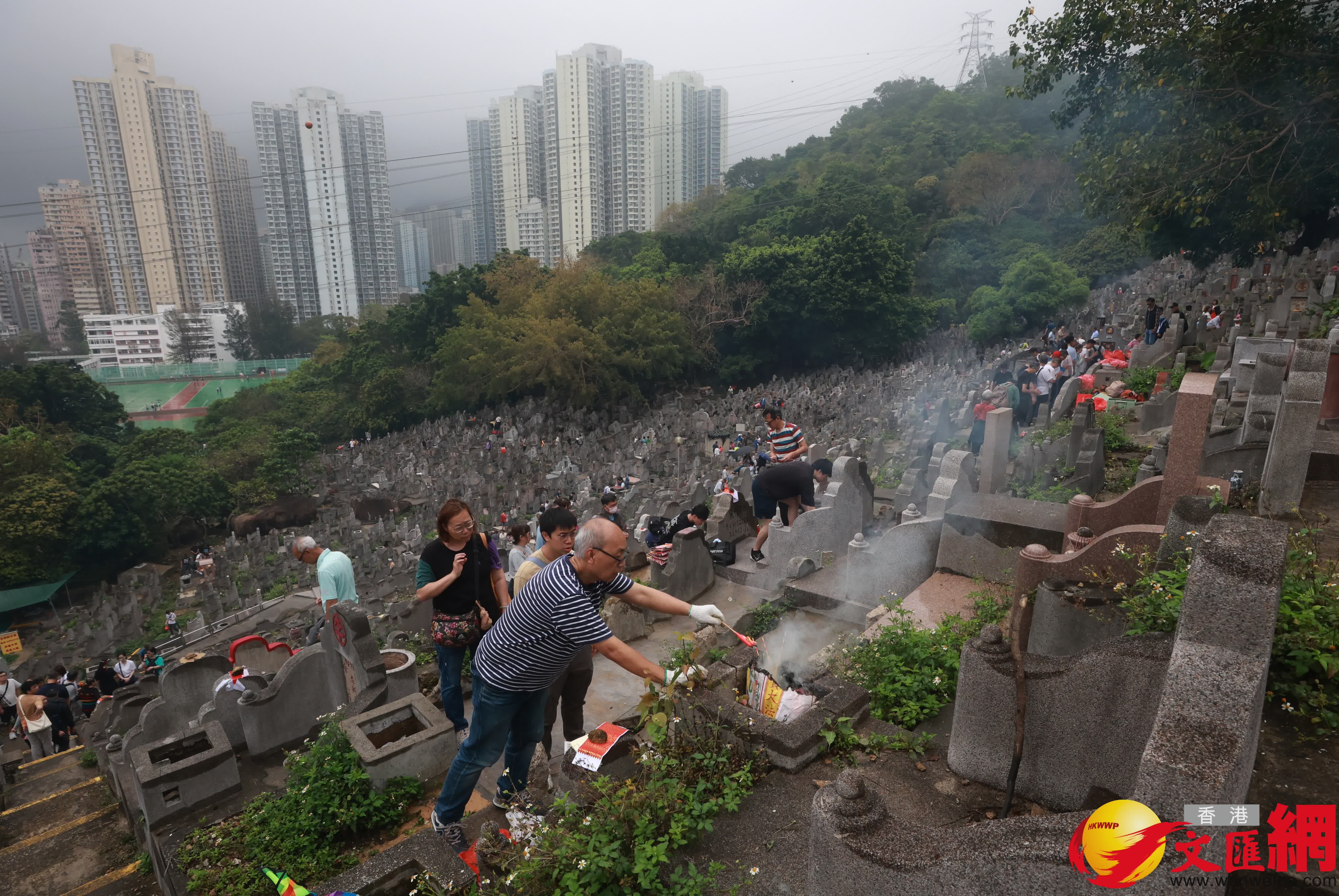 清明節，市民前往鑽石山墳場及靈灰安置所，掃墓拜祭。（香港文匯報記者 郭木又 攝）