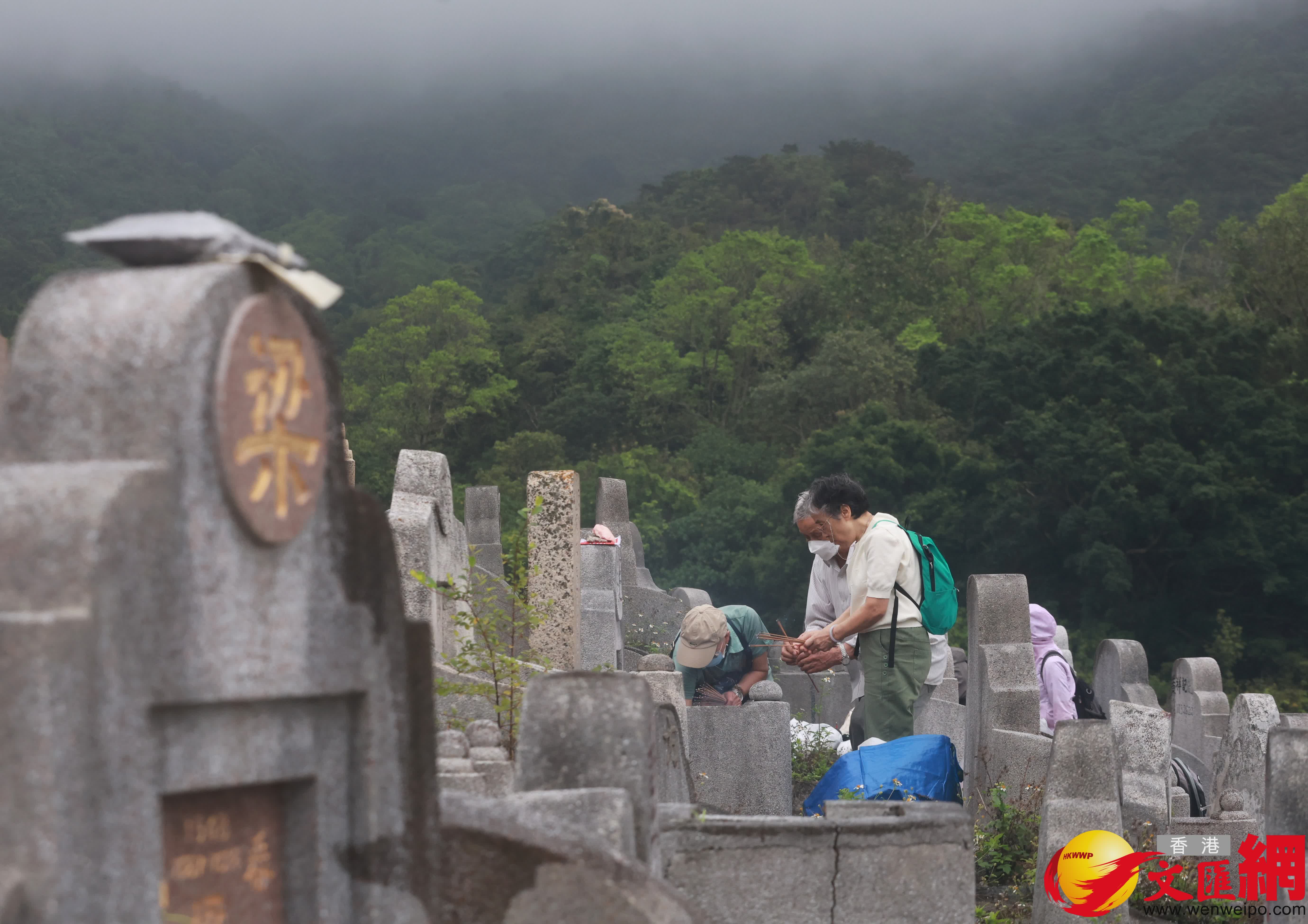 清明節，市民前往鑽石山墳場及靈灰安置所，掃墓拜祭。（香港文匯報記者 郭木又 攝）