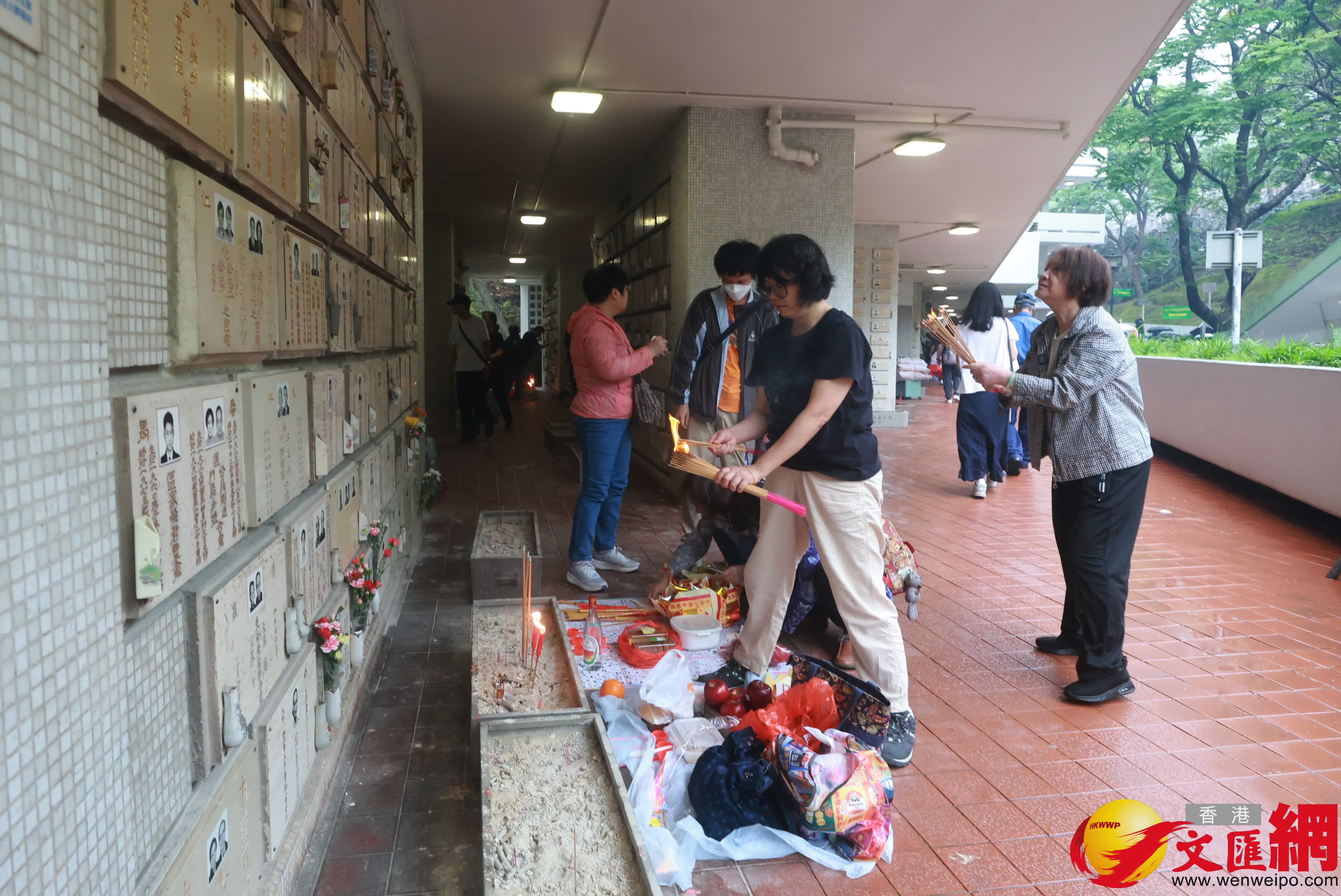 清明節，市民前往鑽石山墳場及靈灰安置所，掃墓拜祭。（香港文匯報記者 郭木又 攝）