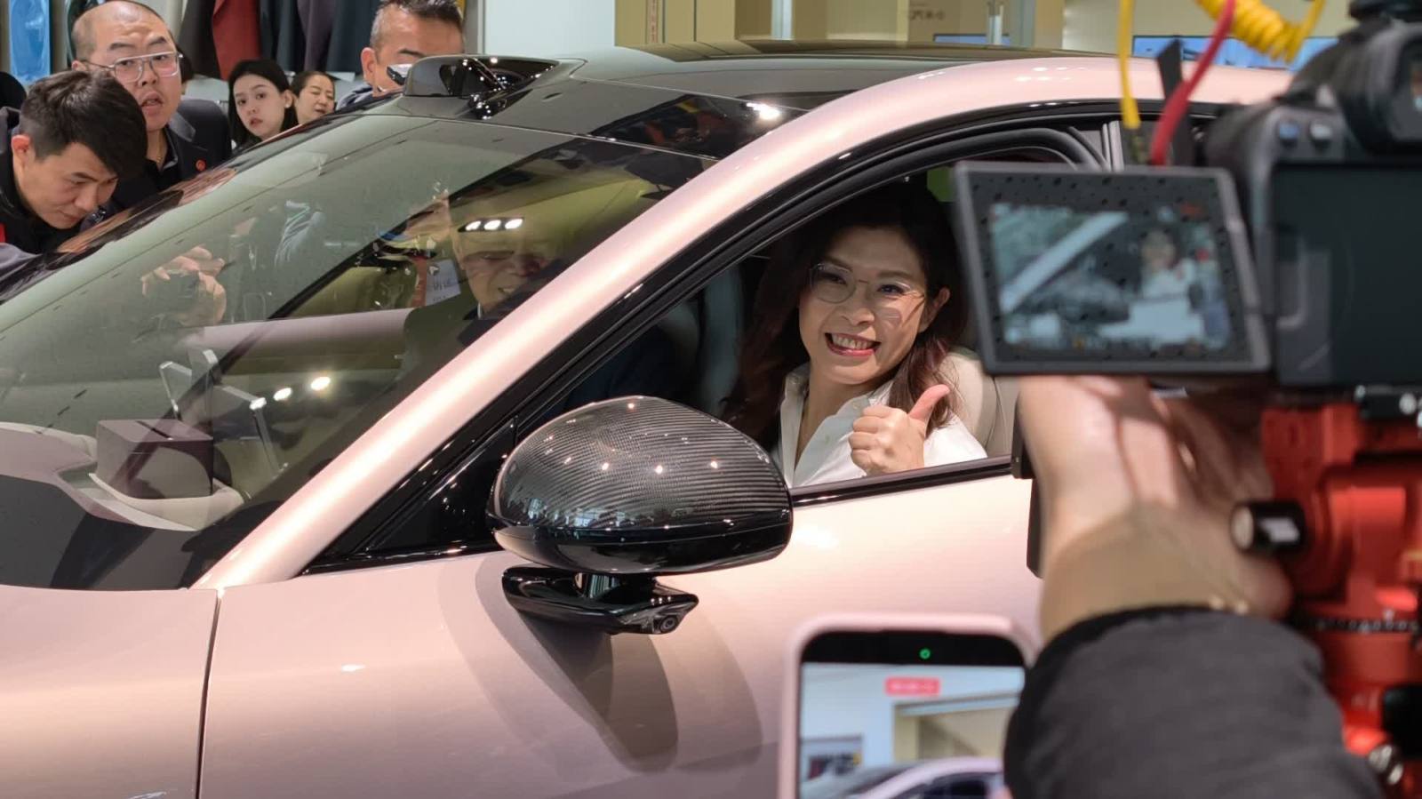 鄭麗文說家裏都是小米　聽講解「哇」聲不斷