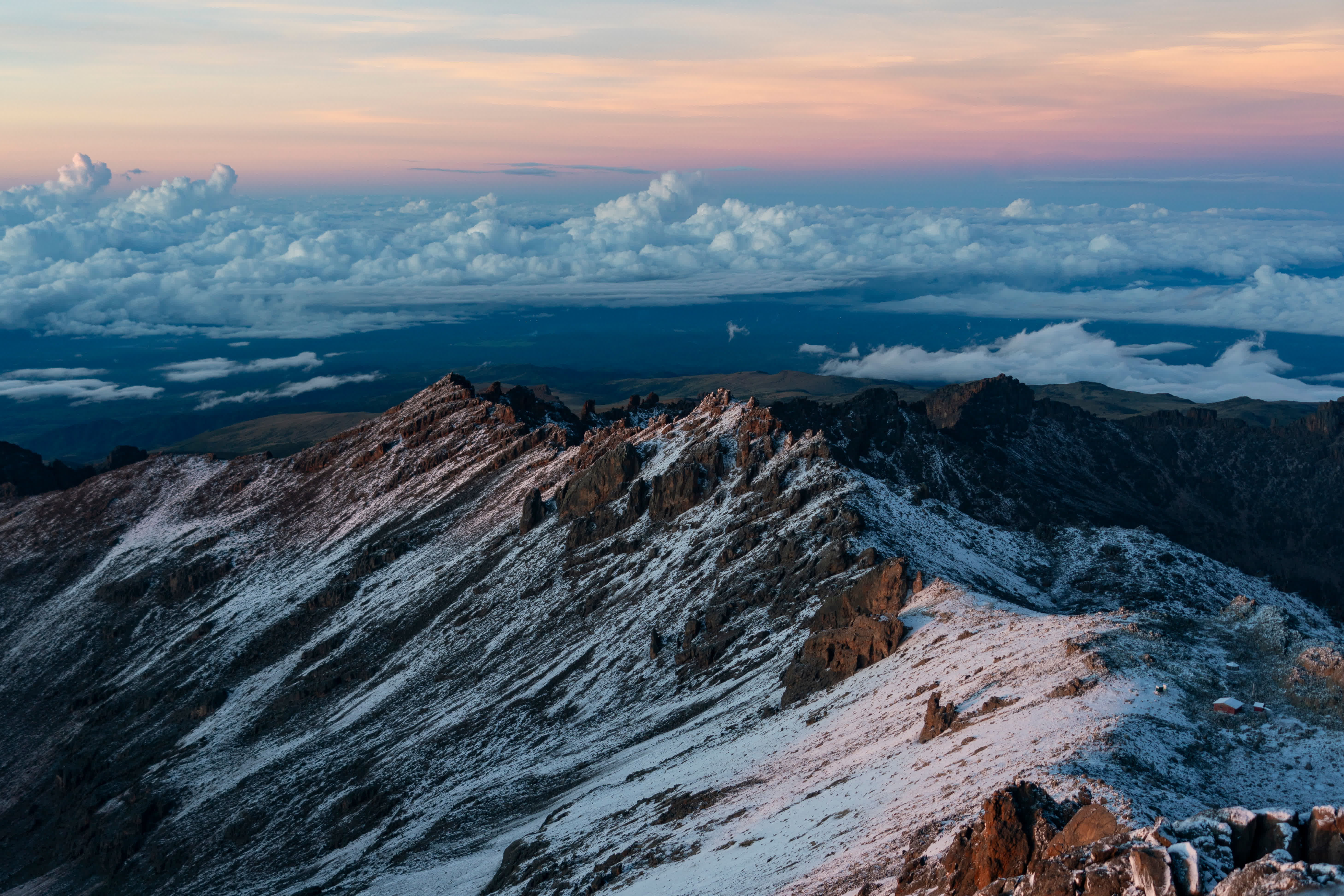 這是4月12日在肯尼亞山國家公園萊納納峰峰頂拍攝的雲海。（新華社）