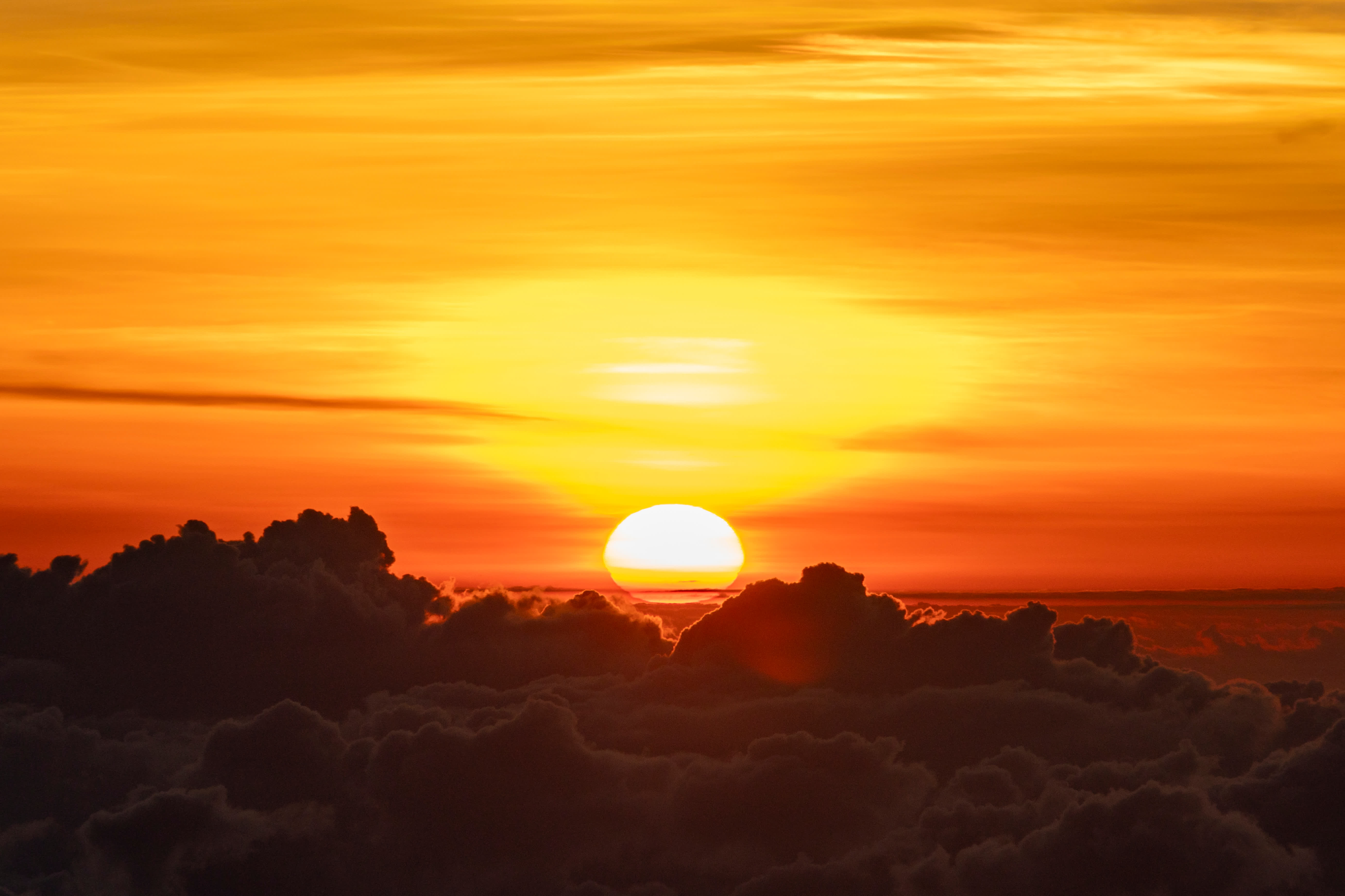 這是4月12日在肯尼亞山國家公園萊納納峰峰頂拍攝的日出景觀。（新華社）