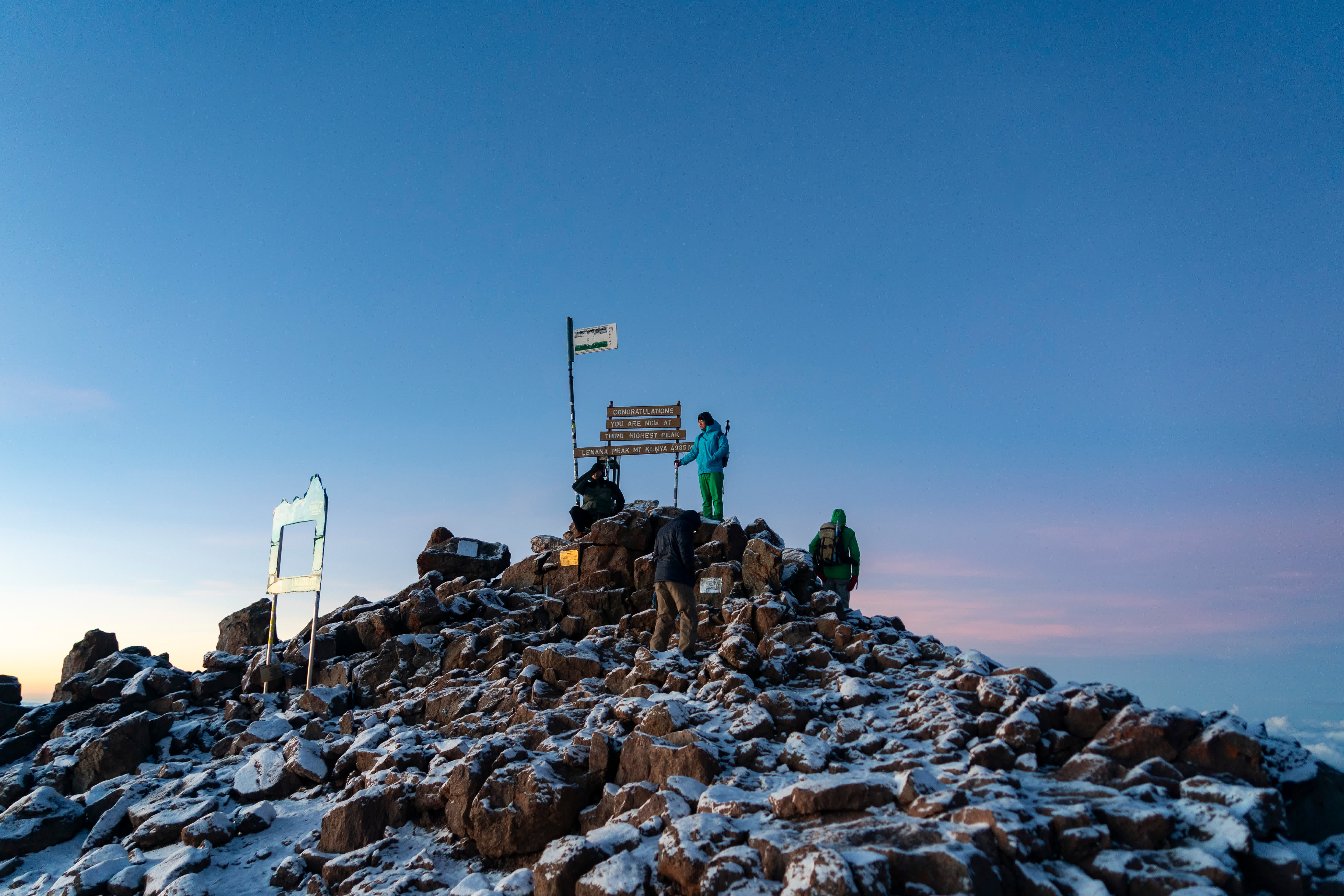 4月12日，在肯尼亞山國家公園，登山者在海拔4985米的萊納納峰欣賞日出。（新華社）