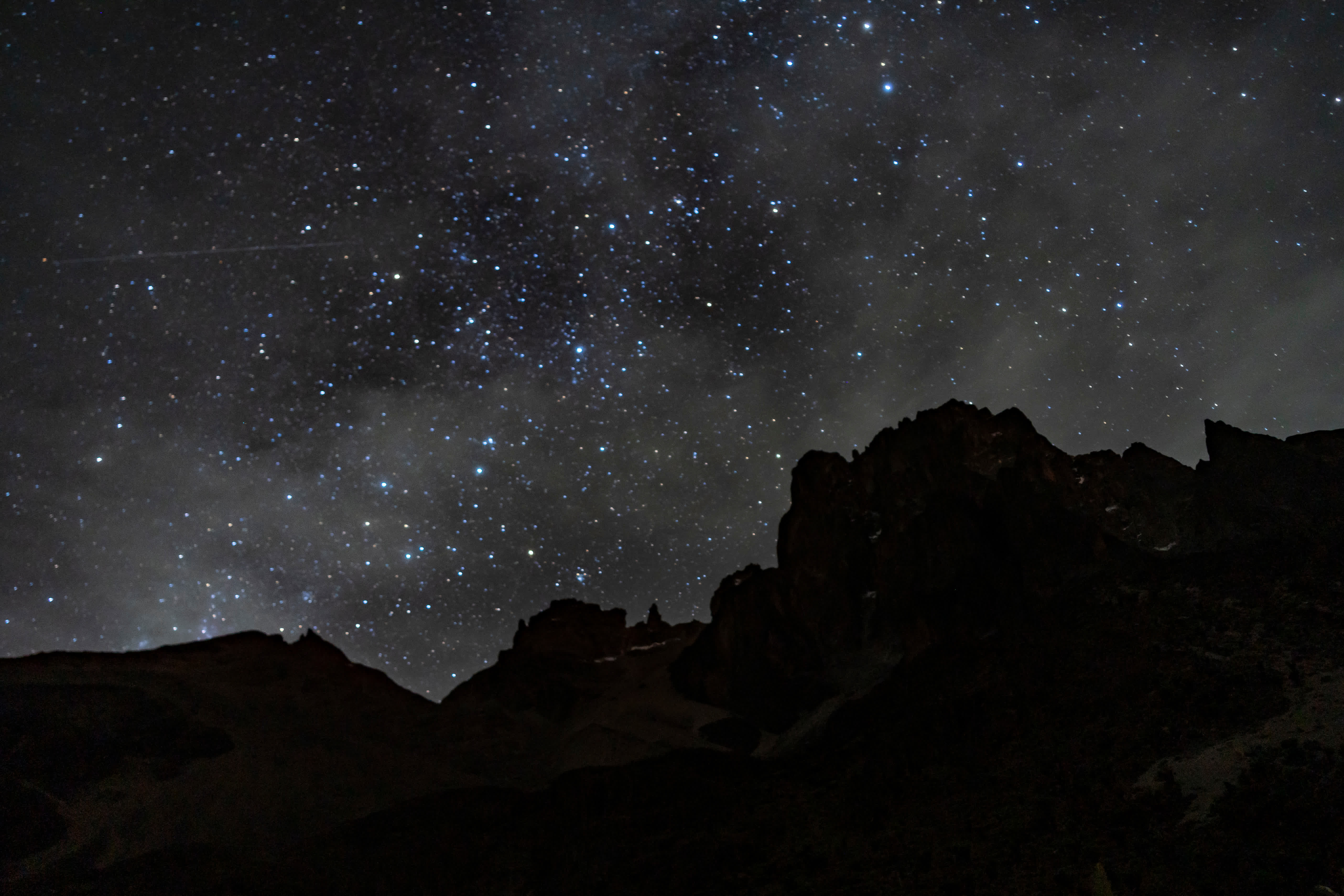 這是4月11日在肯尼亞山國家公園希普頓營地拍攝的星空（長時間曝光照片）。（新華社）