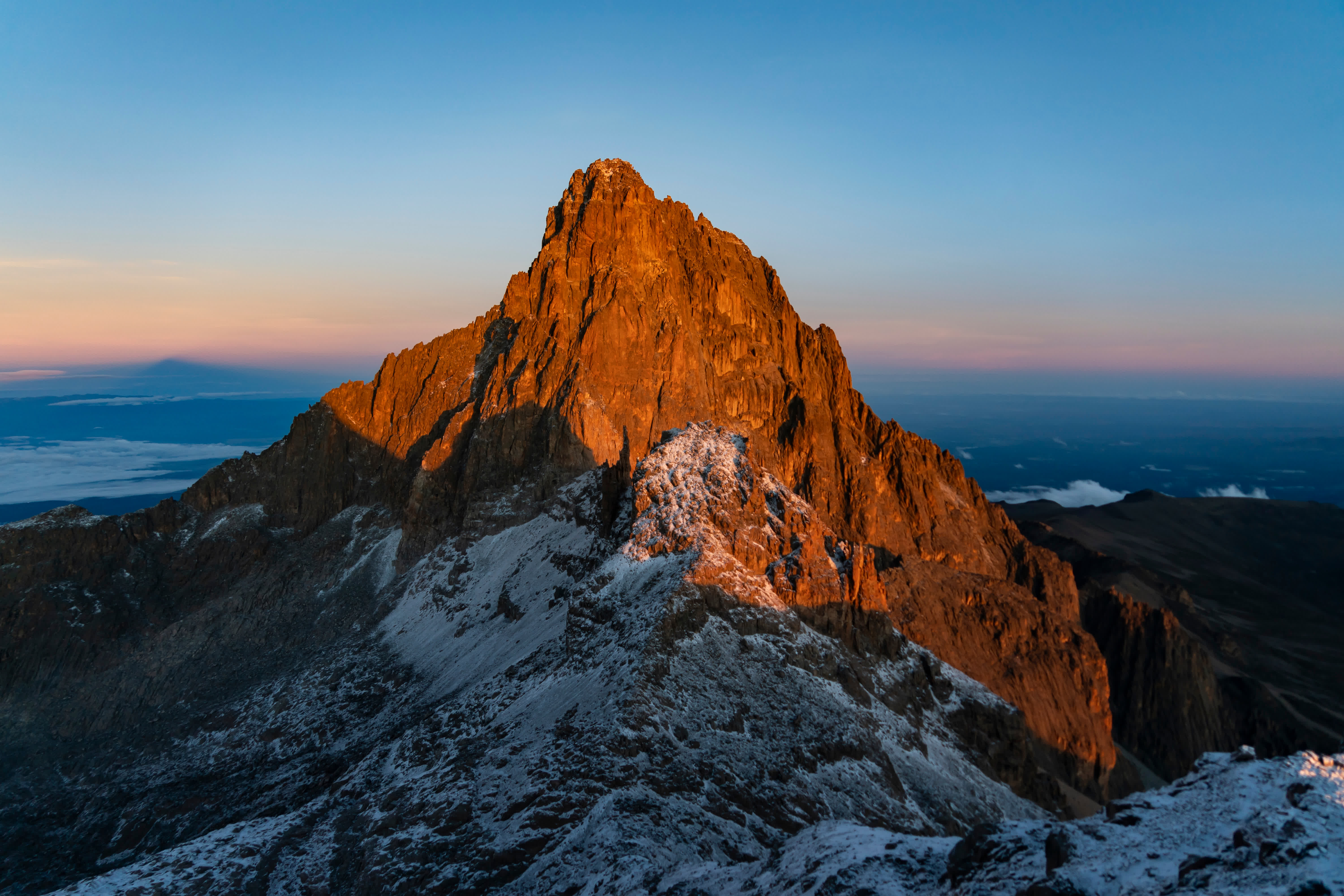 這是4月12日在肯尼亞山國家公園拍攝的巴蒂安峰。（新華社）