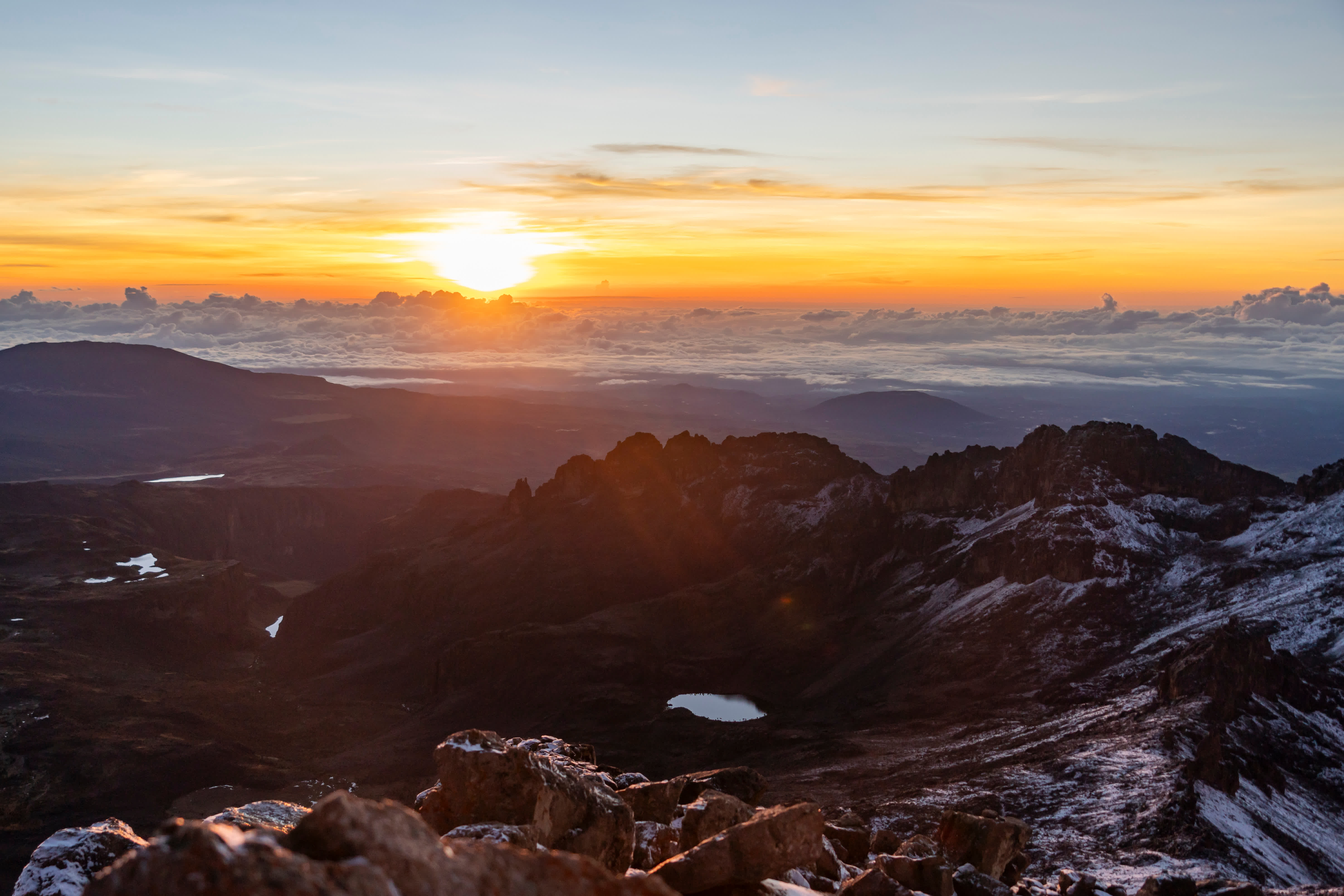 這是4月12日在肯尼亞山國家公園萊納納峰峰頂拍攝的日出景觀。（新華社）