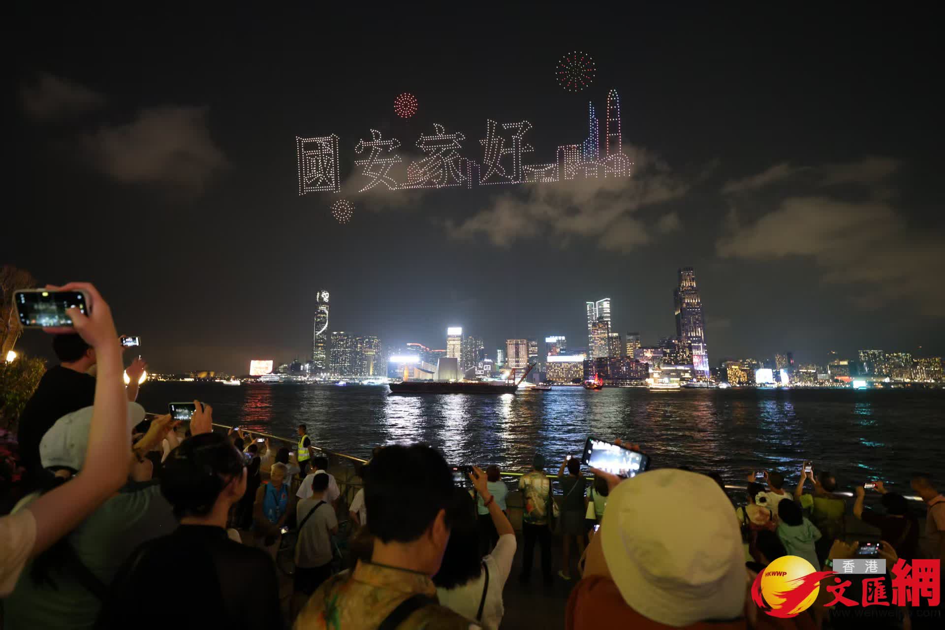 2026全民國家安全教育日大型無人機表演。（香港文匯報記者黃艾力 攝）