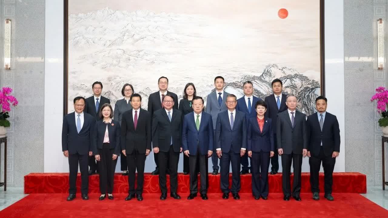 夏寶龍會見香港特區政府政務司司長陳國基、財政司司長陳茂波一行