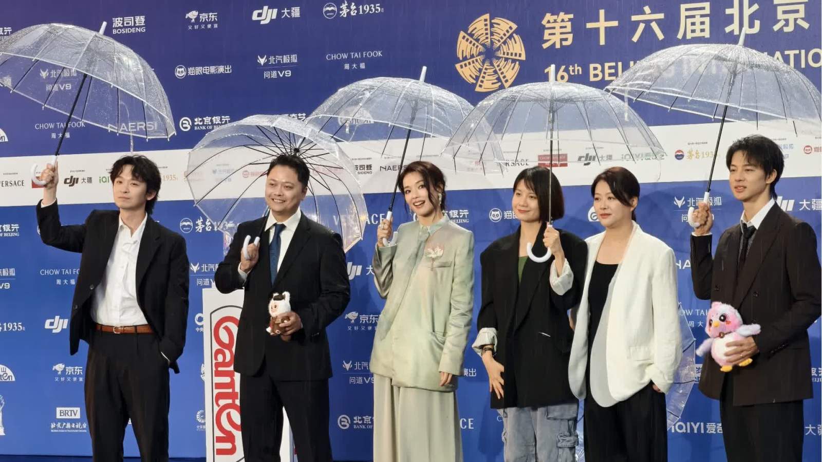 （多圖）北影節雨中紅毯眾星亮相！誰扛住了港媒鏡頭直拍？