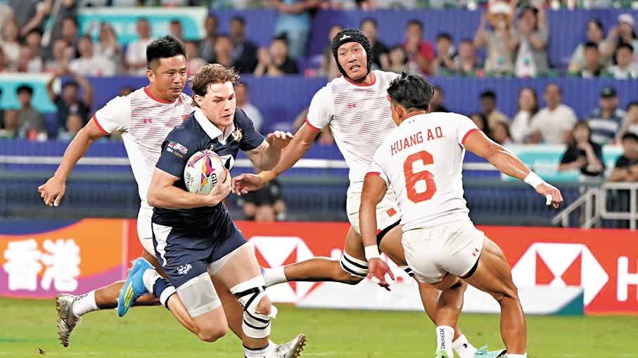 首戰吸3.4萬人入場　黃雨無阻球迷熱情 港男欖旗開得勝