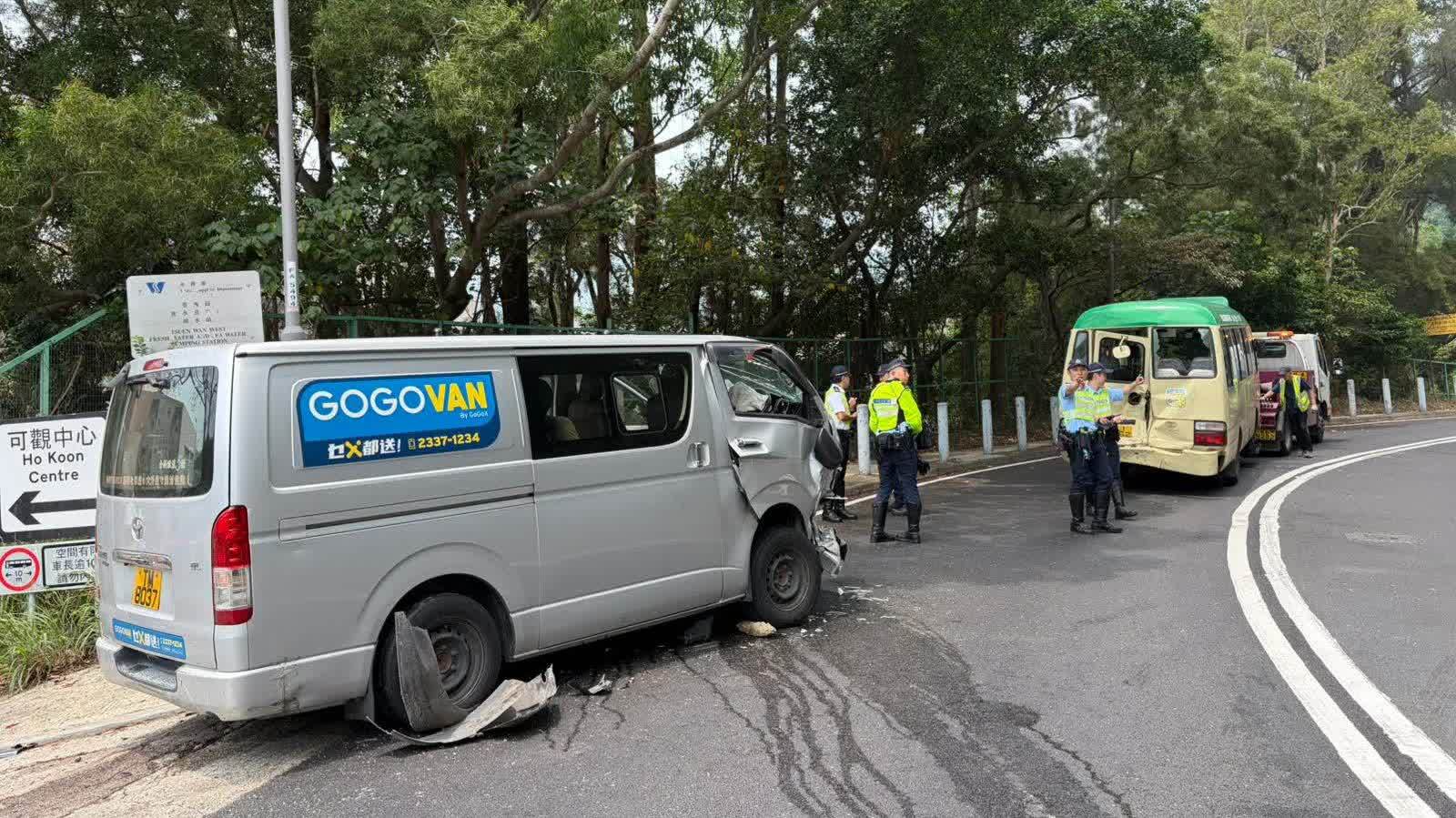 (有片) 荃錦公路GOGOVan小巴首尾撞13人傷 貨車七旬司機涉危駕被捕