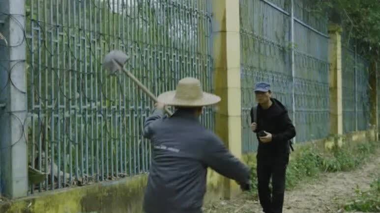 立功了！邊民老謝用一把鐵鍬攔下外逃間諜