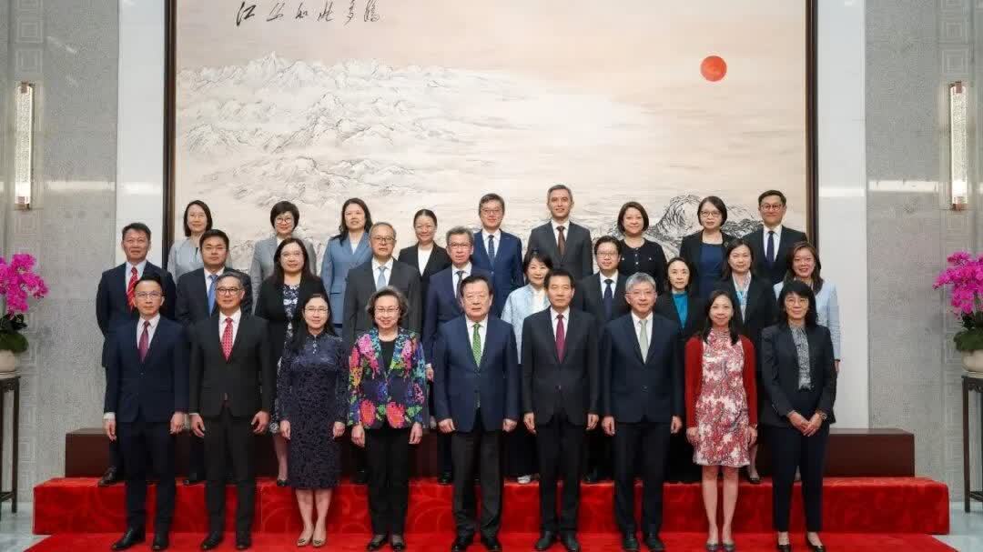 夏寶龍會見香港特區政府常任秘書長及部門首長國家事務研修班全體學員