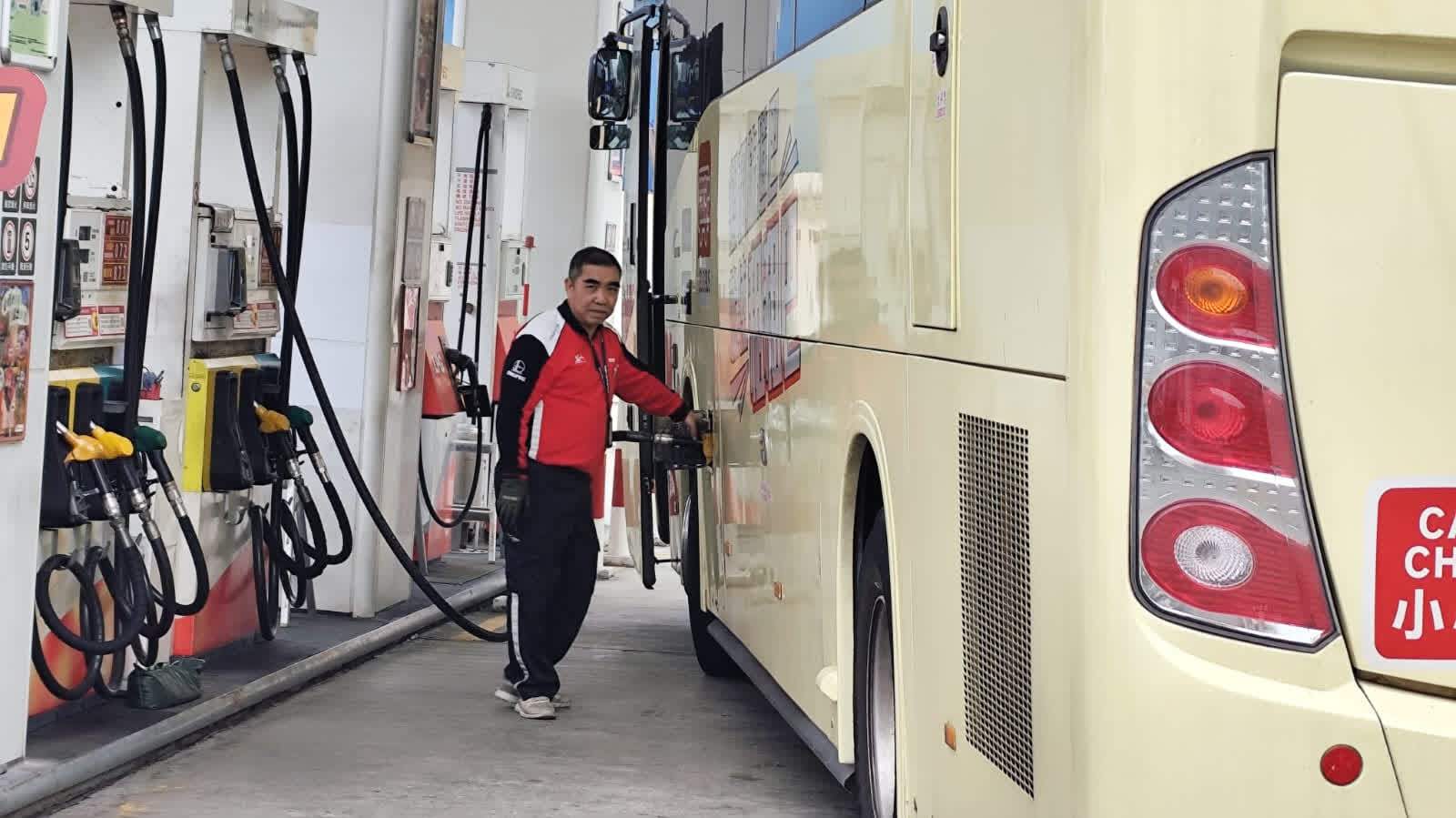 香港嚴打私油：買家擬罰100萬監1年　港澳船票周六起加價約一成