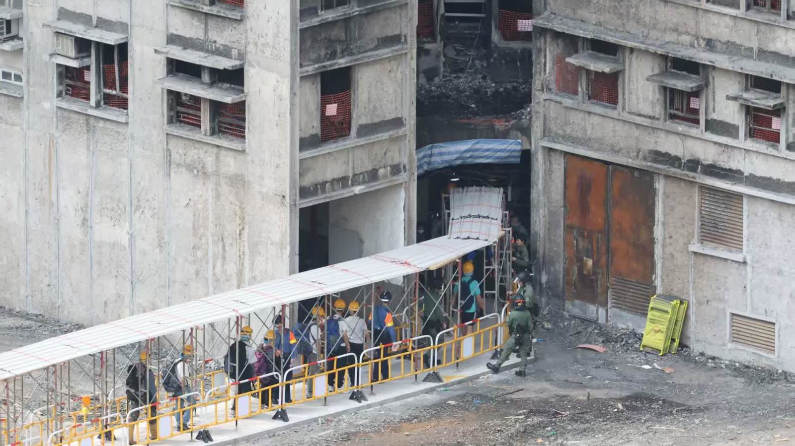 （有片）宏福苑第三日上樓：代年邁父母尋回金器婚戒　居民讚政府安排到位