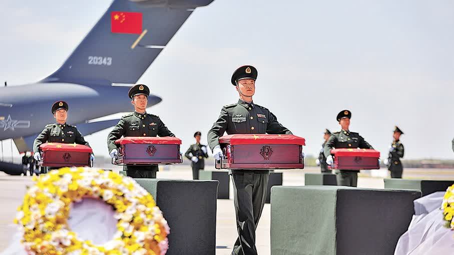 「雙20」長空列陣 軍艦高懸滿旗　各界民眾佇立致敬 迎志願軍忠魂歸國