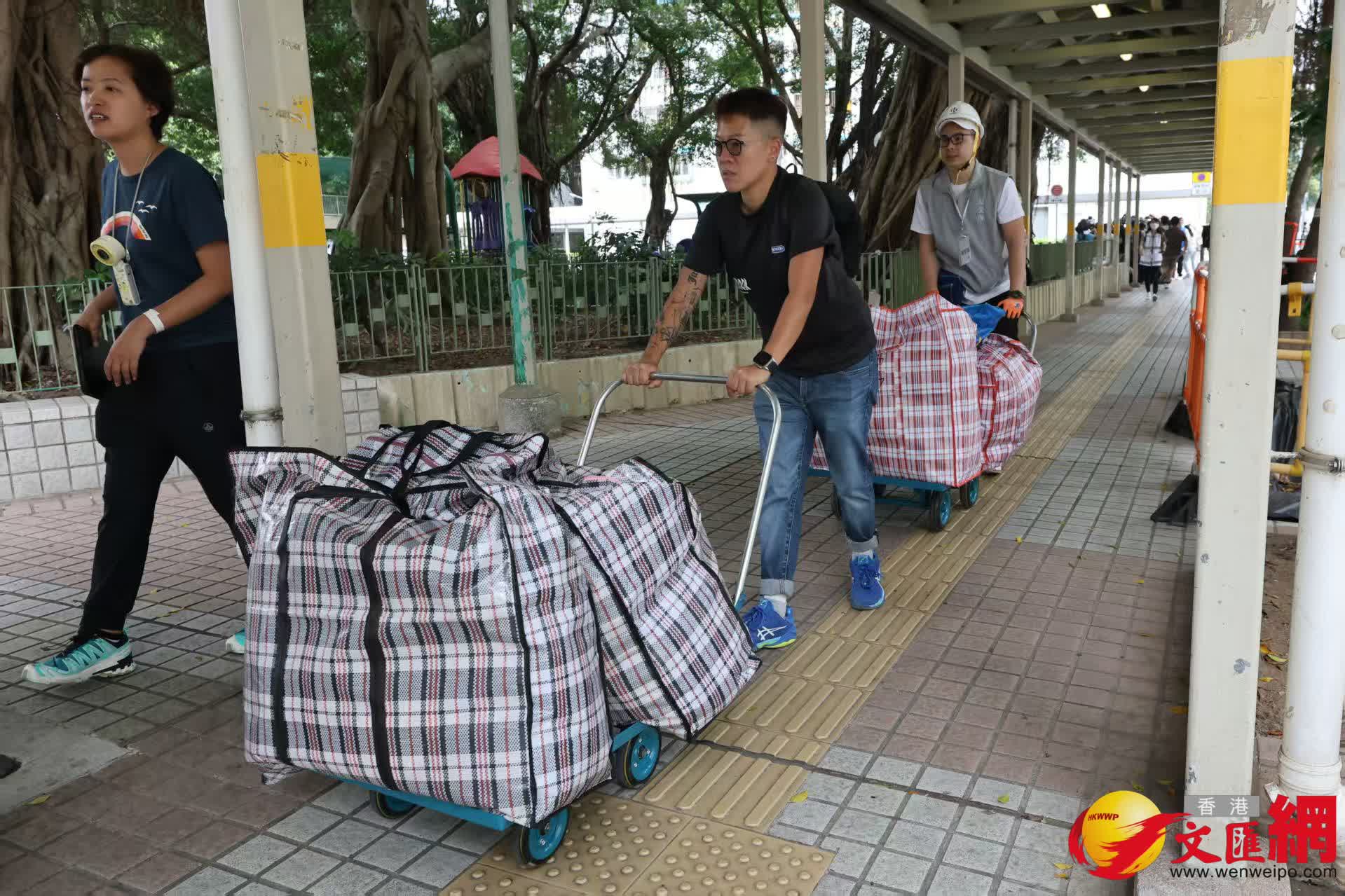 宏昌閣宏仁閣開放予居民上樓收拾情況。（香港文匯報記者 黃艾力 攝）