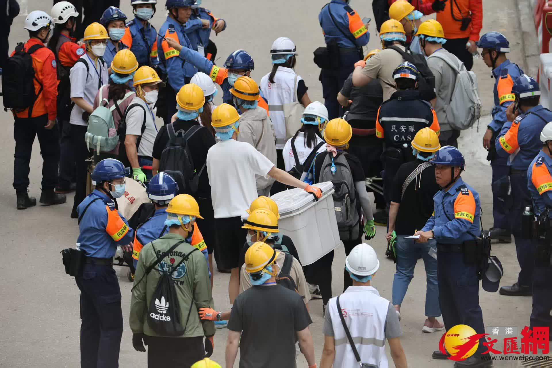 宏昌閣宏仁閣開放予居民上樓收拾情況。（香港文匯報記者 黃艾力 攝）