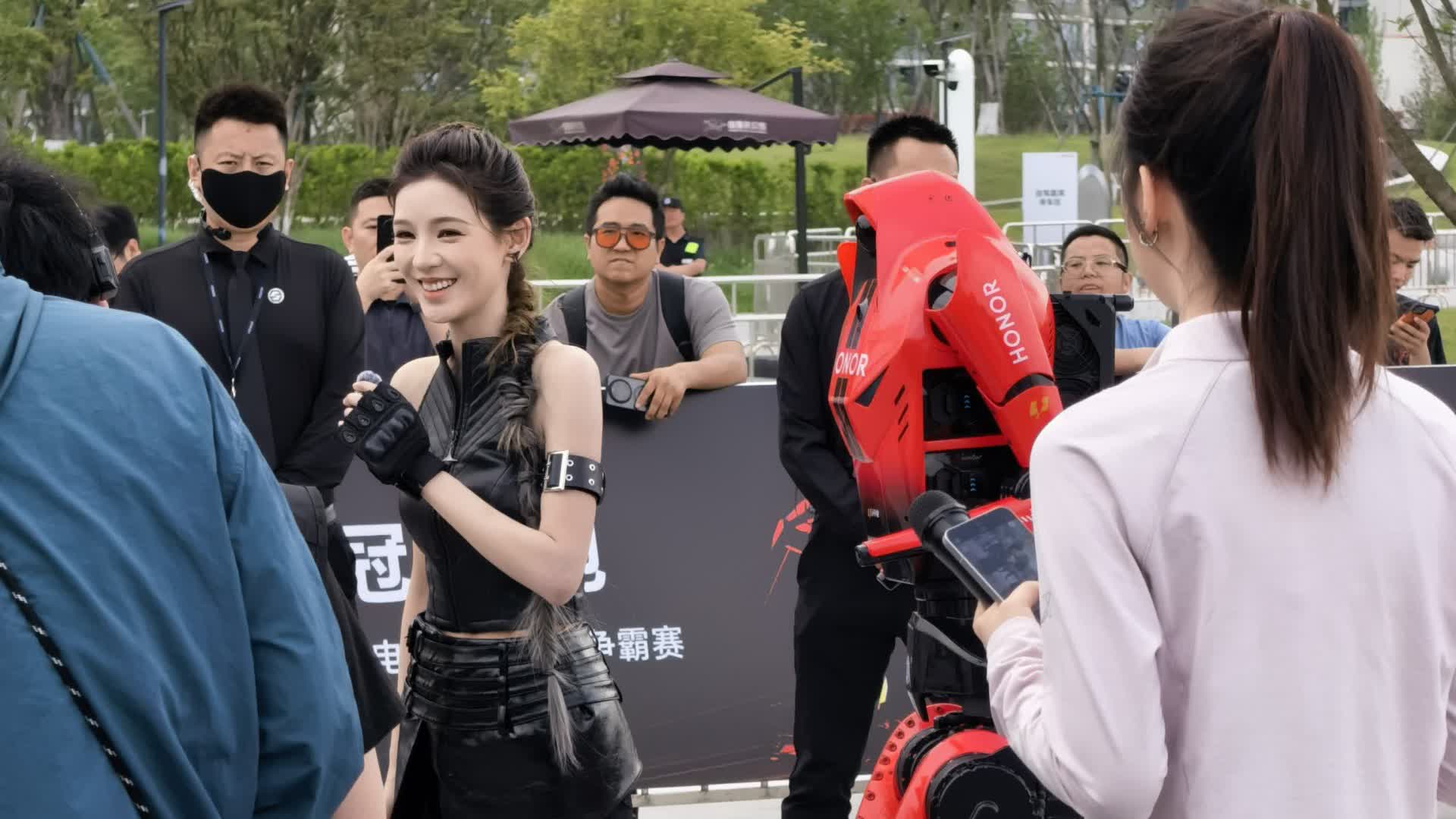 （有片）張予曦迎戰榮耀「閃電」　人機賽跑名場面爆笑出圈！