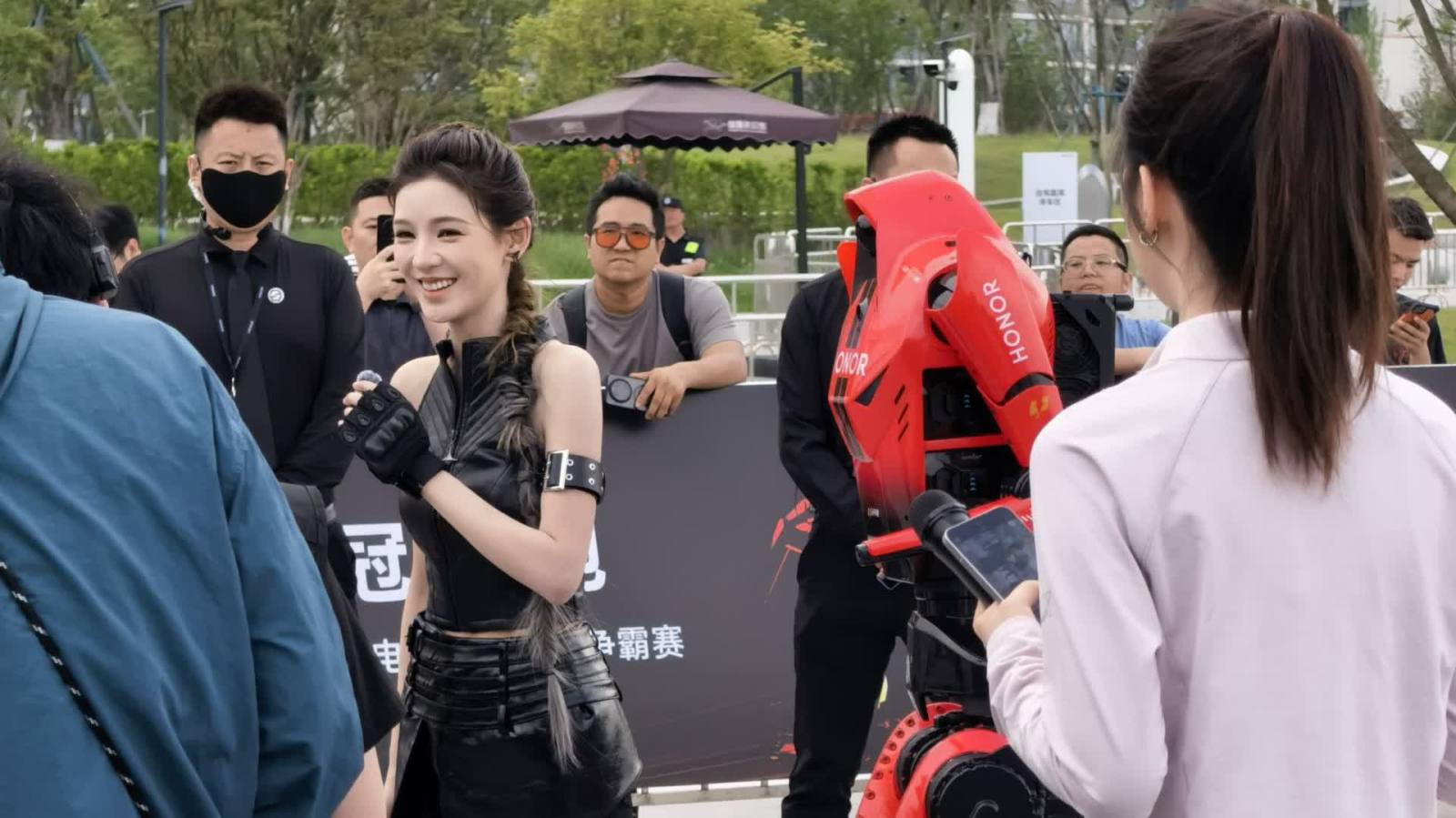 （有片）張予曦迎戰榮耀「閃電」　人機賽跑名場面爆笑出圈！