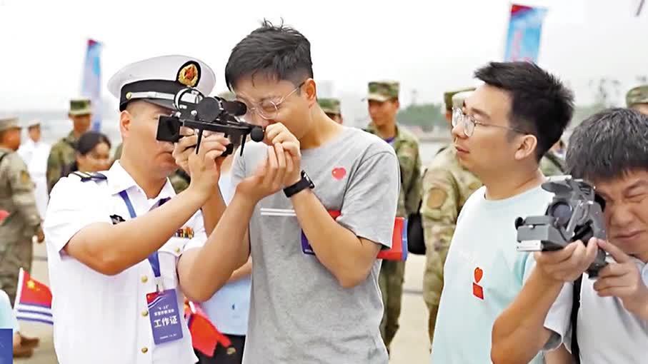 「願每次乘風破浪都平安而歸」 百名港澳青年登艦寫下這句祝福