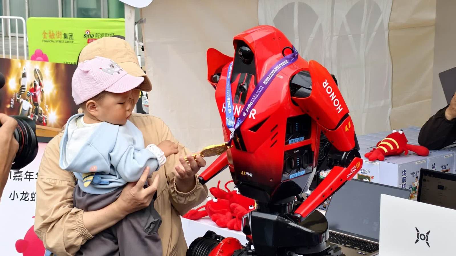 機器人馬拉松冠軍榮耀閃電亮相金融街