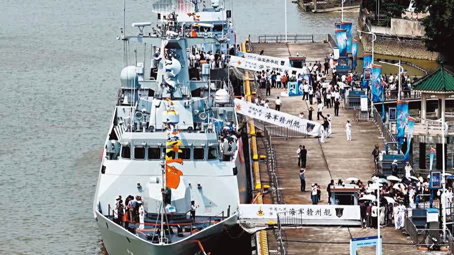 零距離接觸大國重器　港青登艦點讚海軍：「因為你，我們的生活平安幸福」