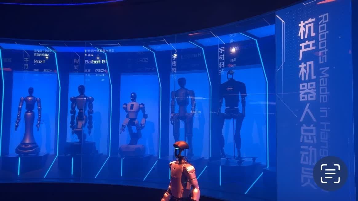 （有片）科幻照進現實！136個「賽博打工人」杭州集體「上崗」