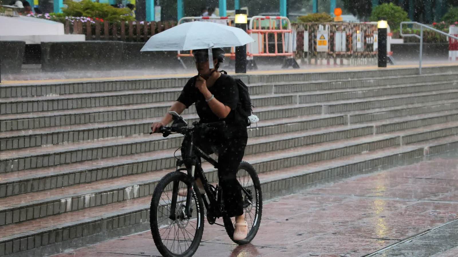 冷鋒殺到！天文台發特別天氣提示：大嶼山、香港島、九龍狂風暴雨來襲