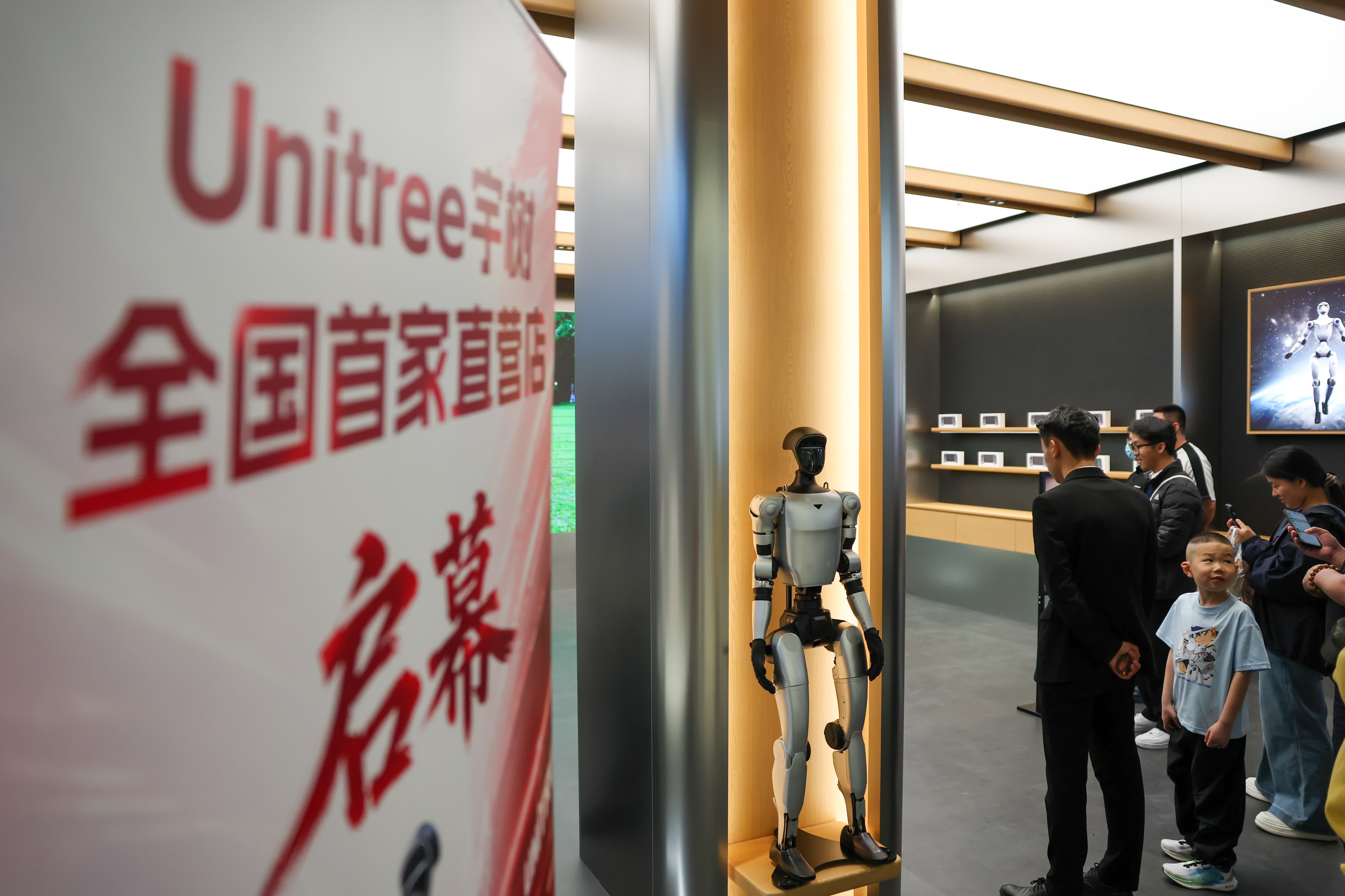 4月30日，人們在宇樹科技全國首家直營店參觀。（新華社）