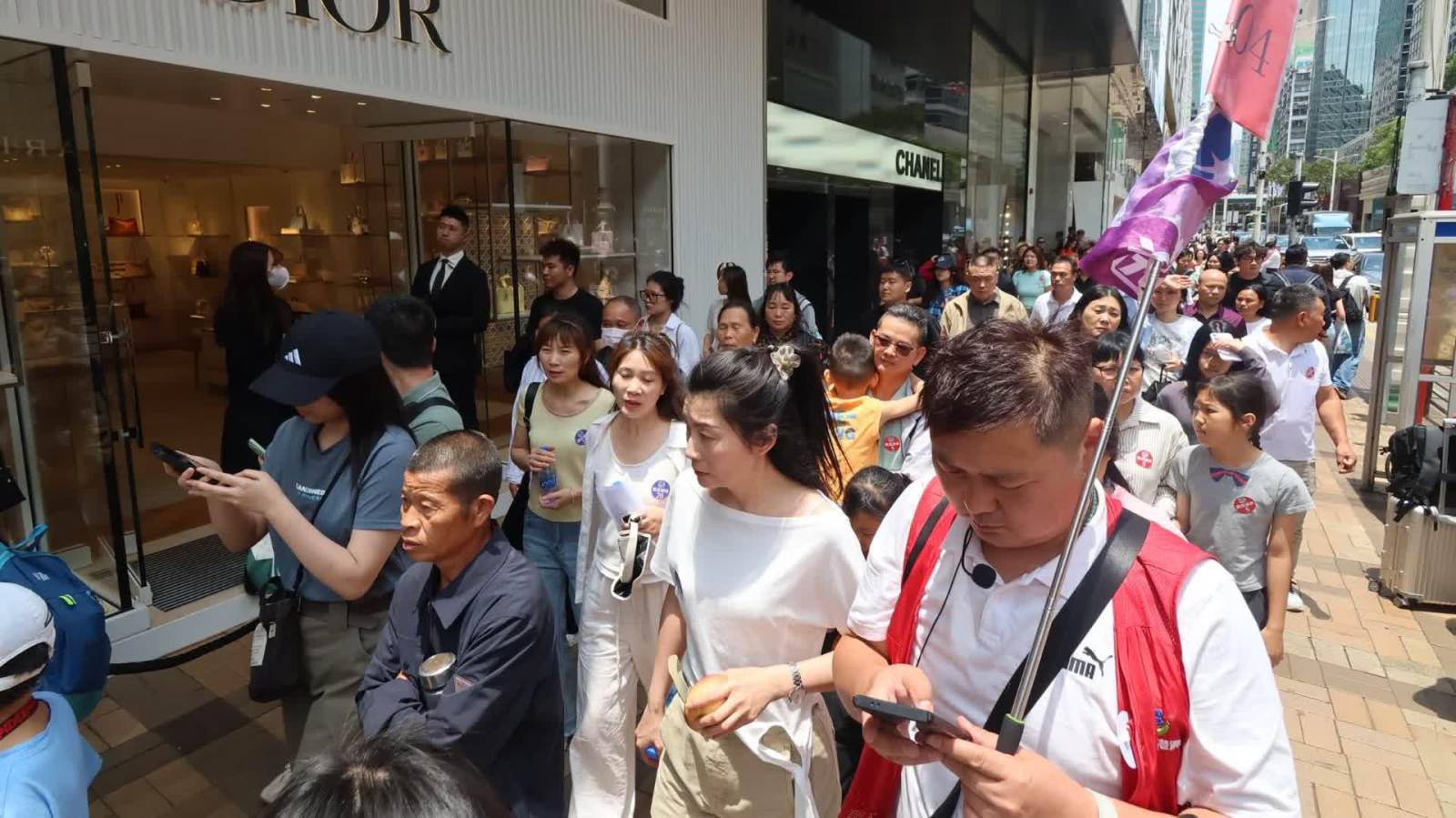 「五一黃金周」香港擠爆了！名牌店大排長龍購物袋琳瑯滿目
