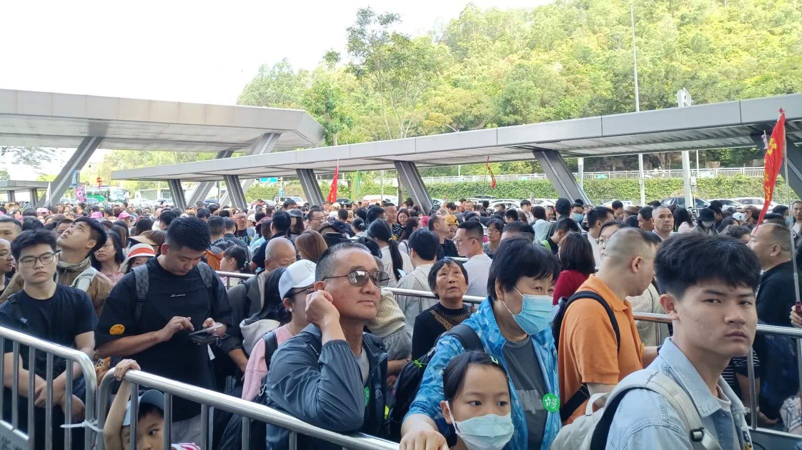 蓮塘口岸擠爆！