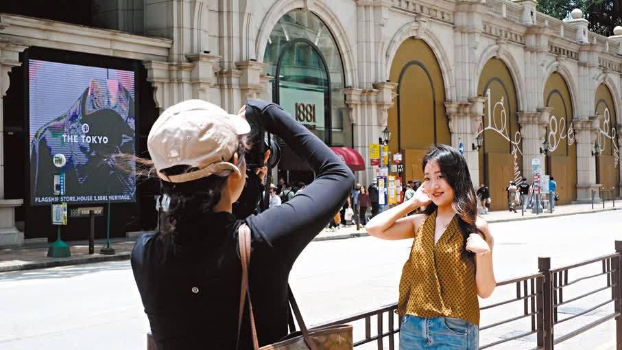 逾百旅行團湧蓮塘口岸！五一首日內地客赴港熱情高漲