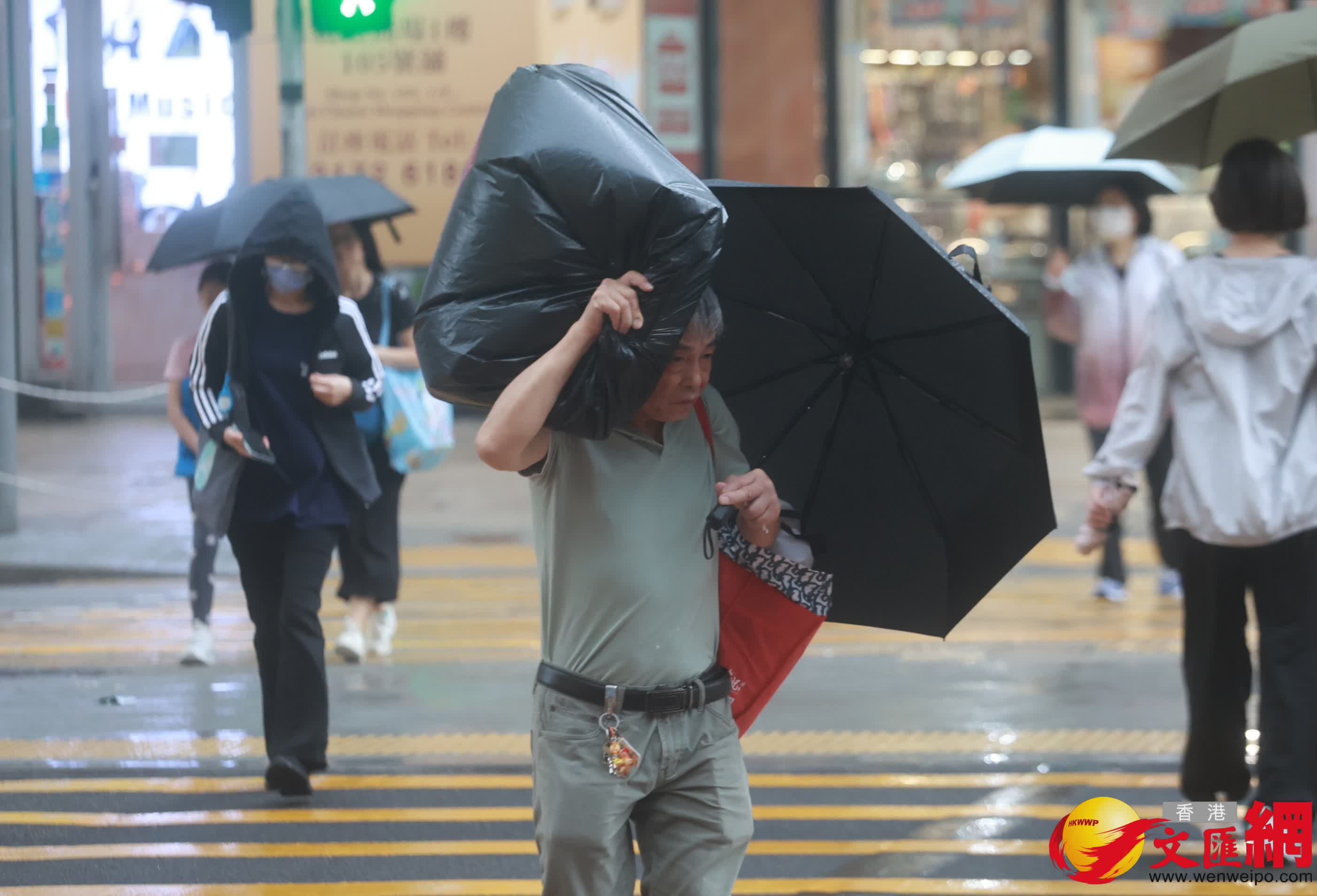 天文台在下午2時20分發出黃色暴雨警告。（香港文匯報記者郭木又攝）