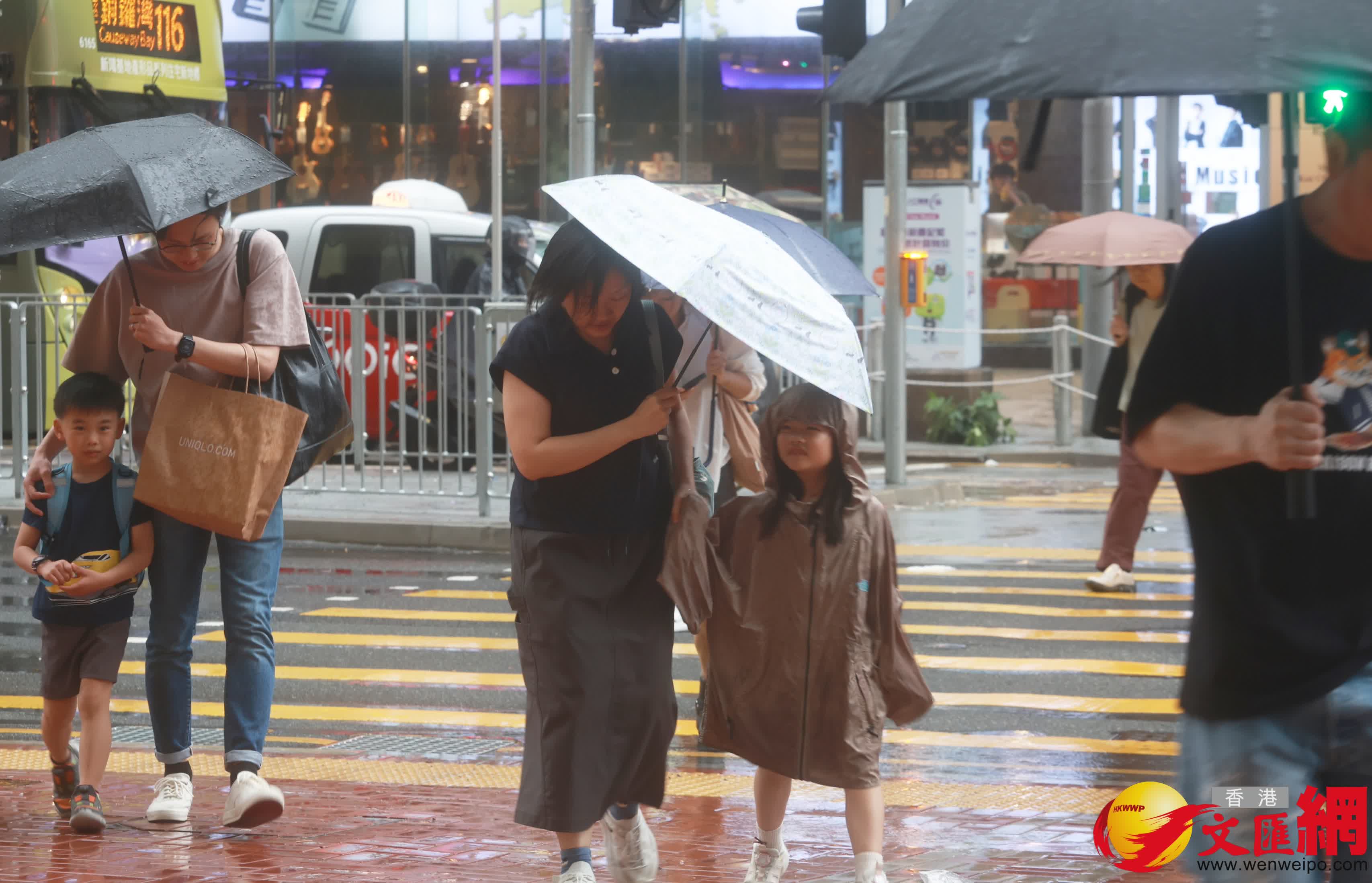 天文台在下午2時20分發出黃色暴雨警告。（香港文匯報記者郭木又攝）