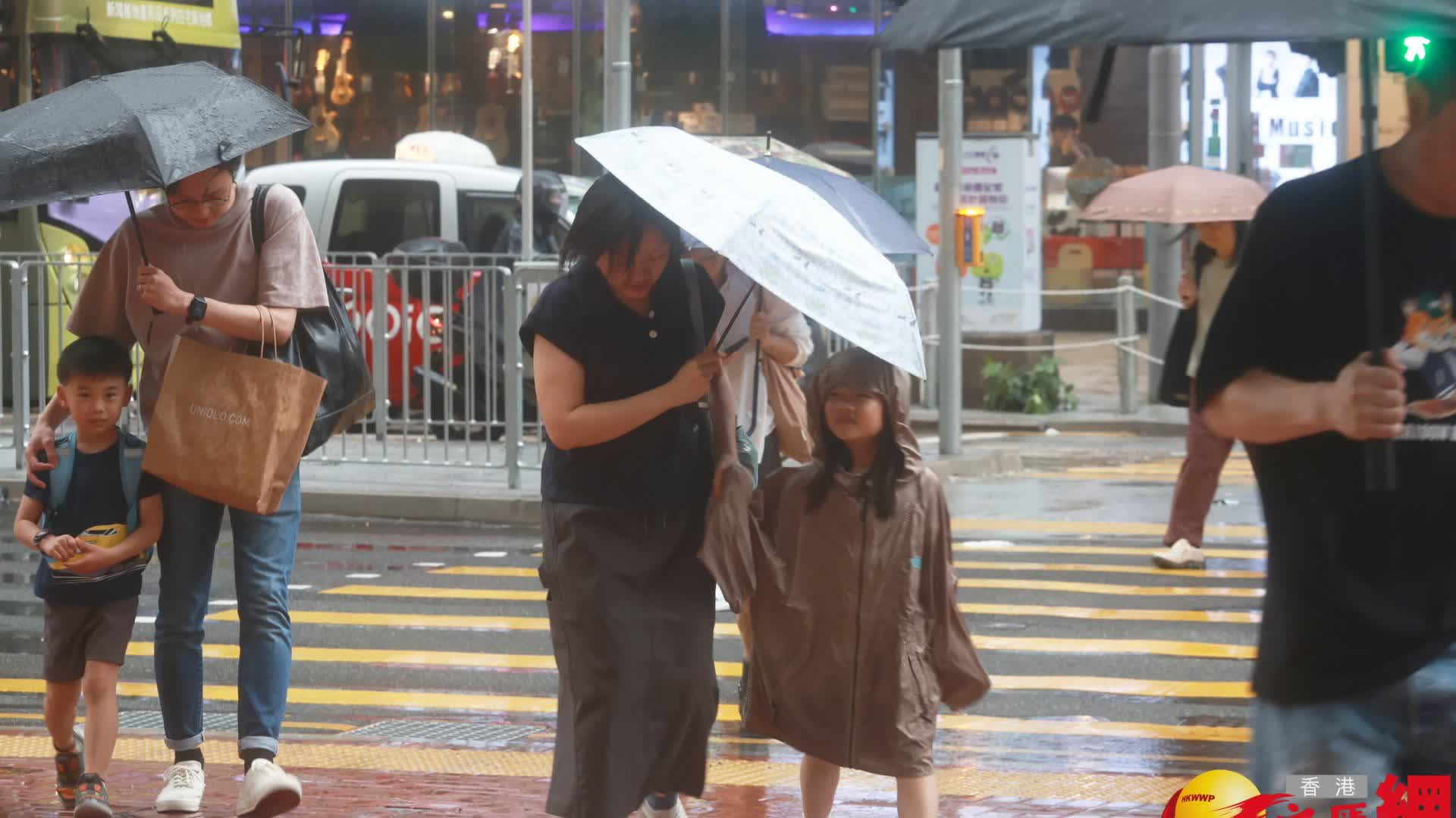 圖集｜黃雨警告生效 市民冒雨出行 - 香港 - 香港文匯報