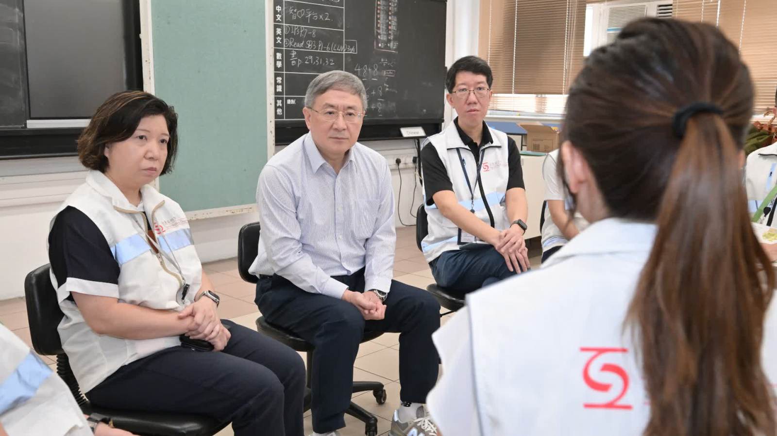 (有片) 宏福苑善後│卓永興視察居民上樓安排 感謝社署提供輔導支援